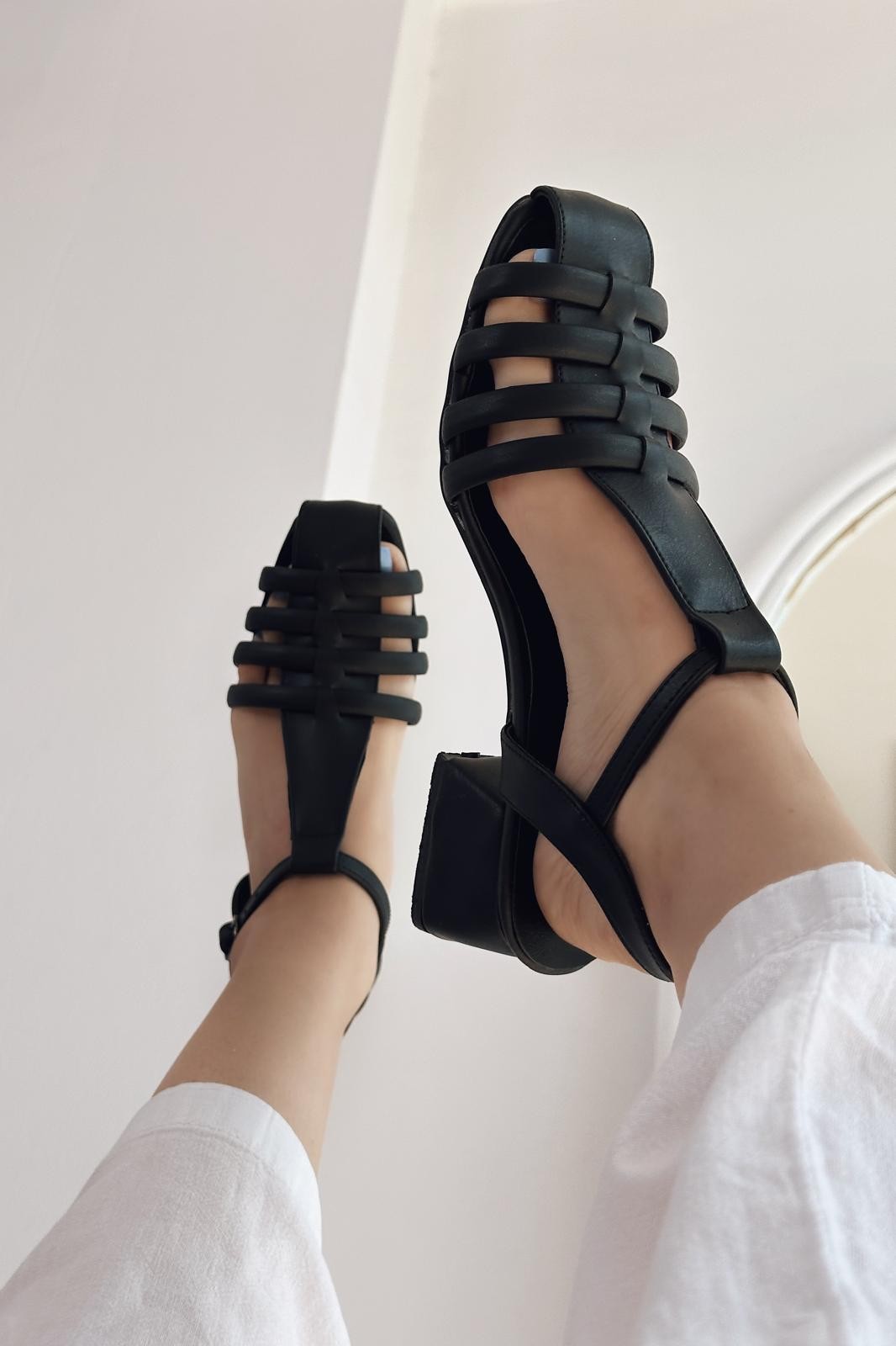 Pawed Matte Leather Short Heeled Women's Sandals Black