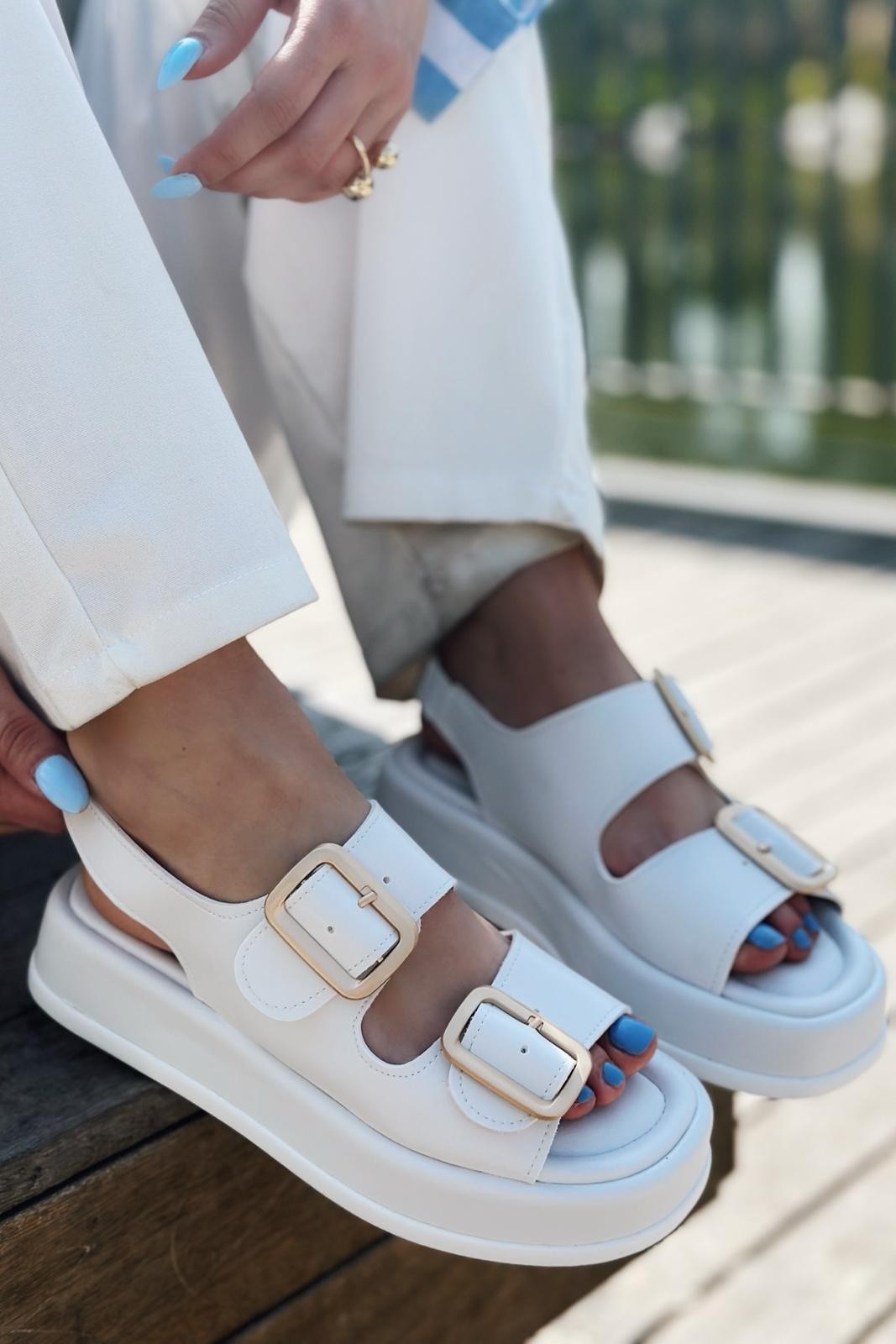 Torens Matte Leather Buckle Detailed Sandals White