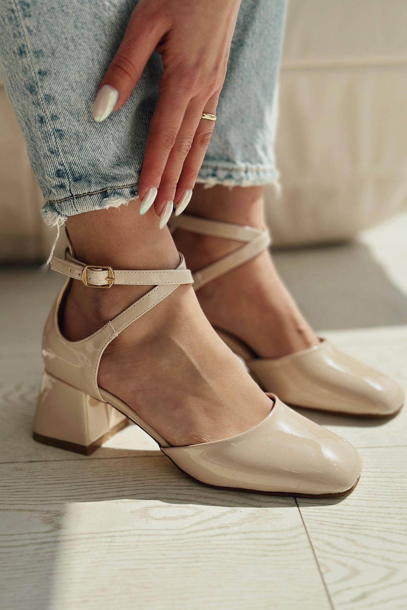 Vodia Patent Leather Ankle Tie Mary jane Beige