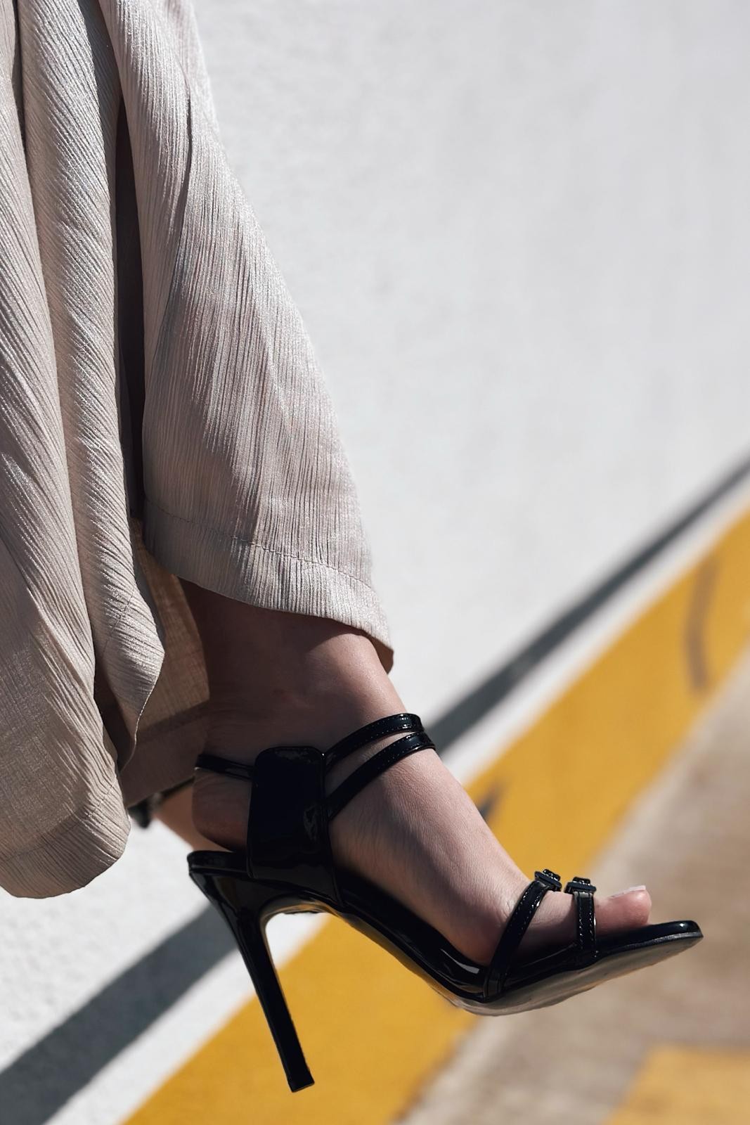 Morves Rugan Taş Toka Detaylı Topuklu Ayakkabı Siyah