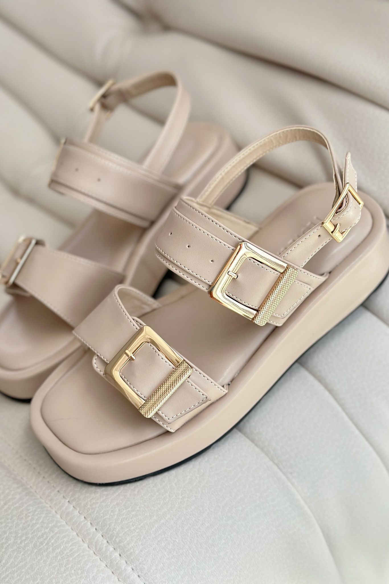 Perina Matte Leather Buckle Detailed Women's Sandals Nude