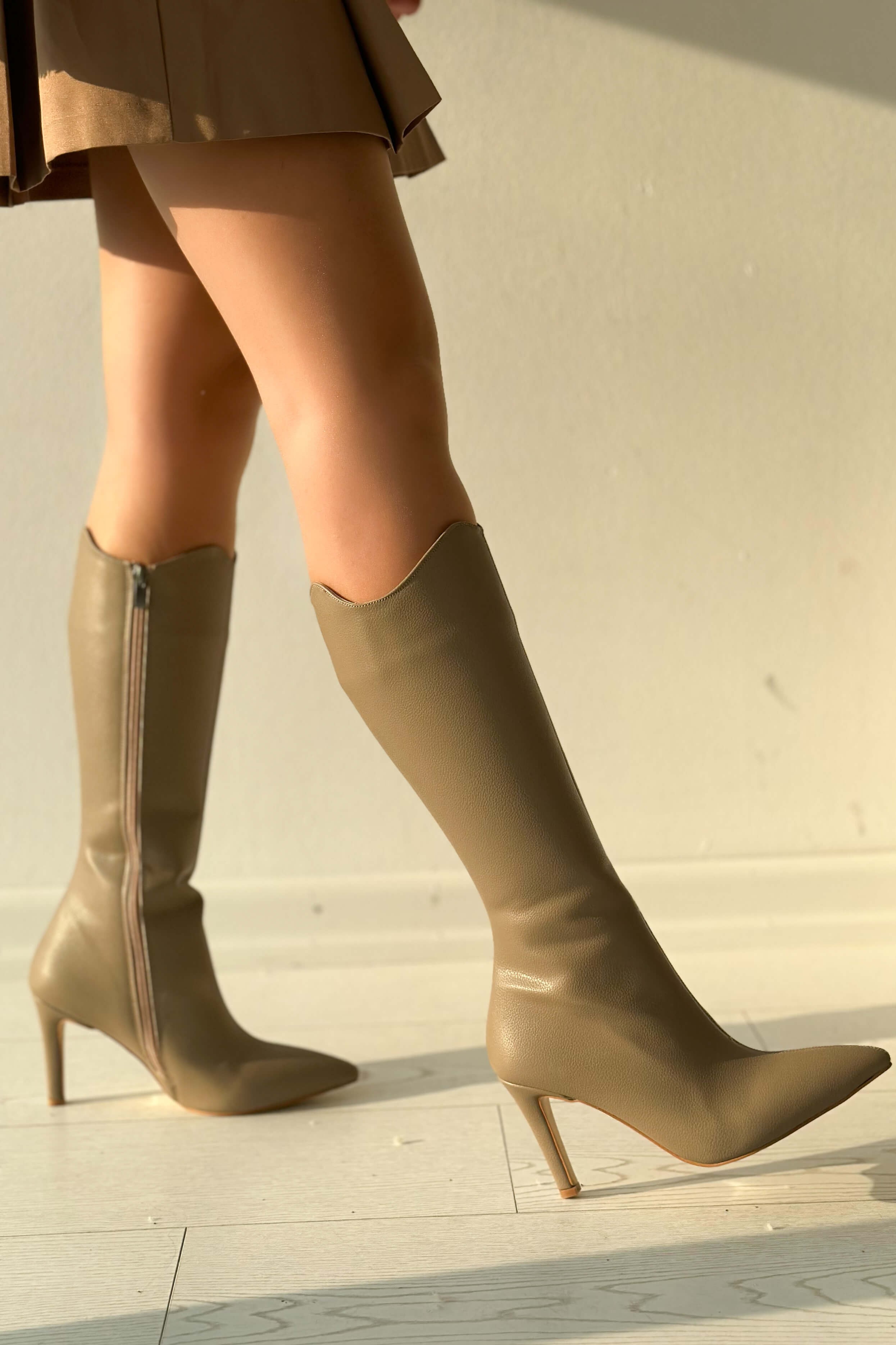 Lesiva female matte leather heeled boot nude