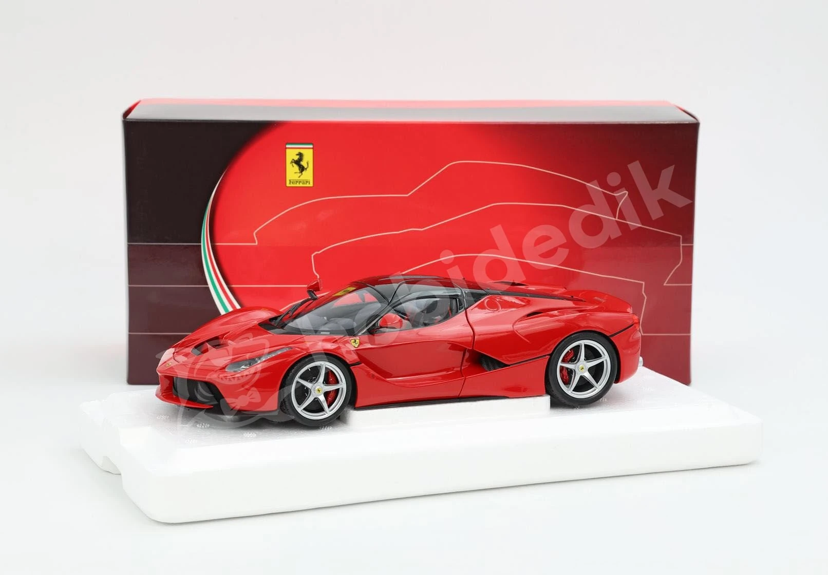 1/18 BBR フェラーリ ラ フェラーリ ロッソコルサ 322 BBR 1:18 Ferrari LaFerrari– Rosso Corsa 322 Special Pack