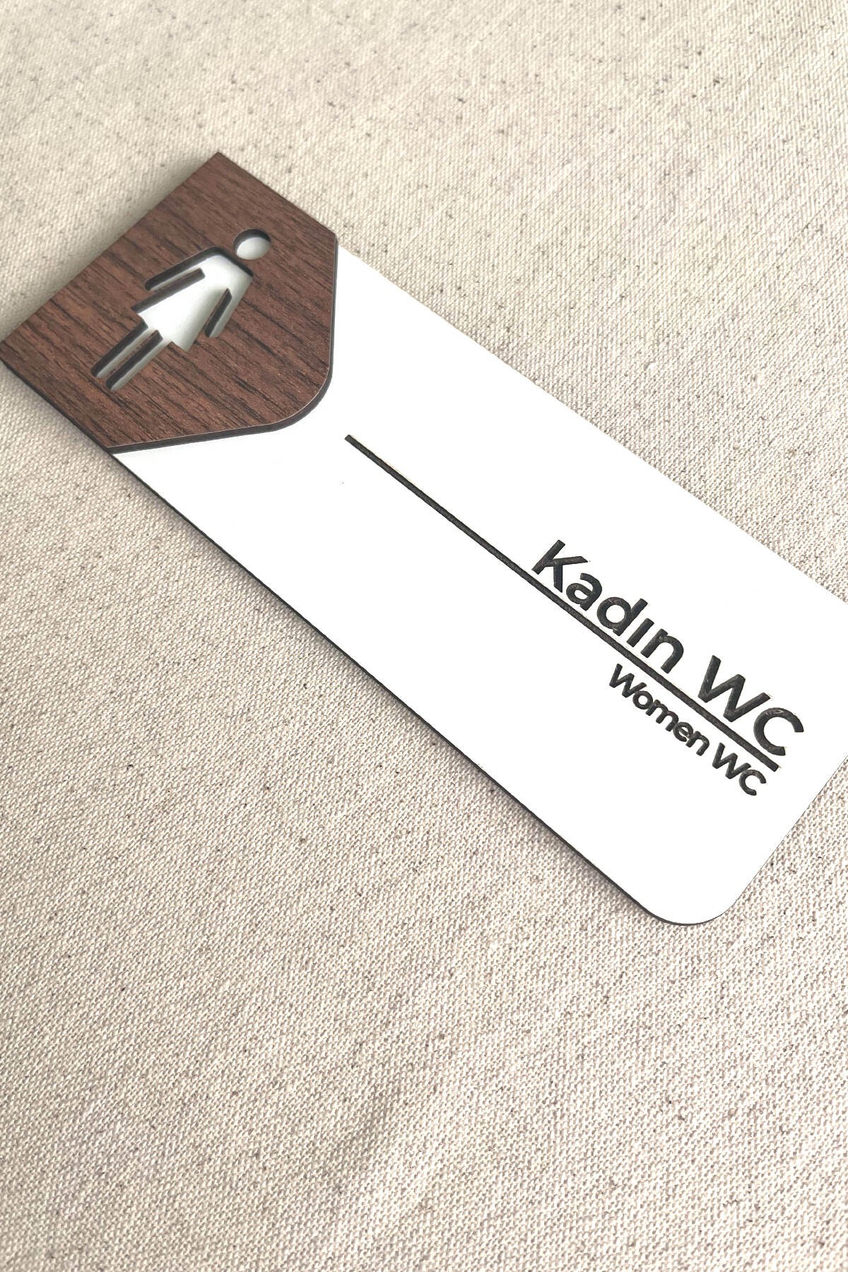 Kadın WC Kapı Tabelası – MDF Tuvalet Yönlendirme Levhası | 19x7 cm Çift Katmanlı