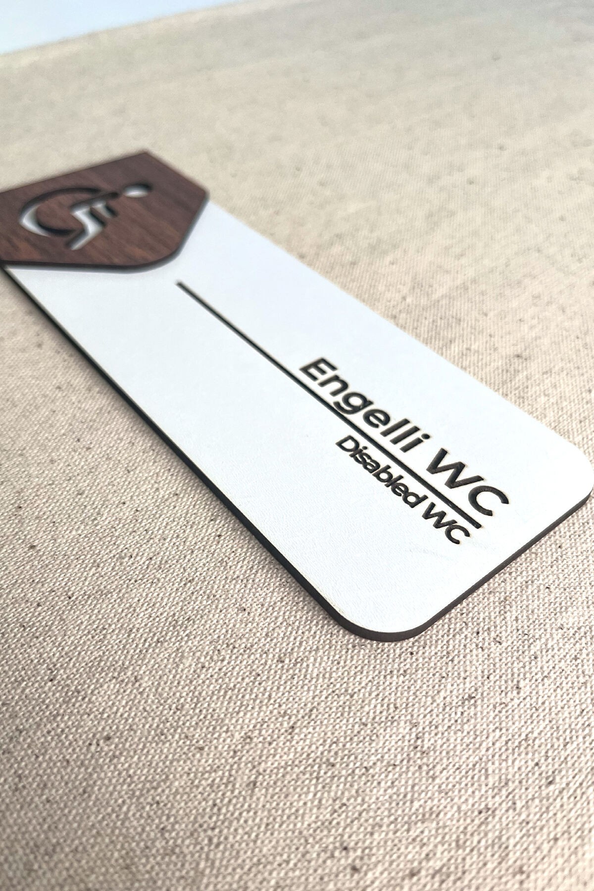 Engelli WC Kapı Tabelası – MDF Tuvalet Yönlendirme Levhası | 19x7 cm Çift Katmanlı