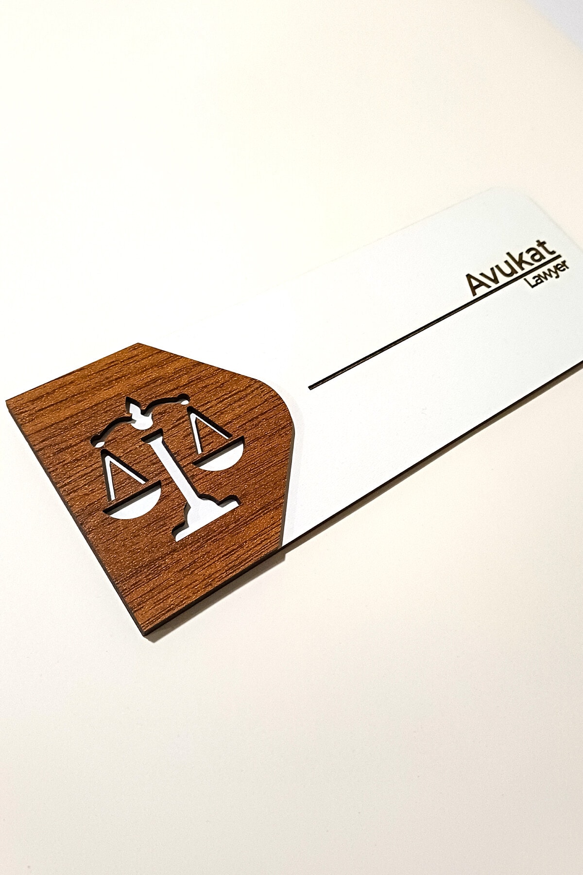 Avukat Odası Kapı Tabelası Kişiselleştirilebilir– MDF Ofis Oda İsimliği | 19x7 cm