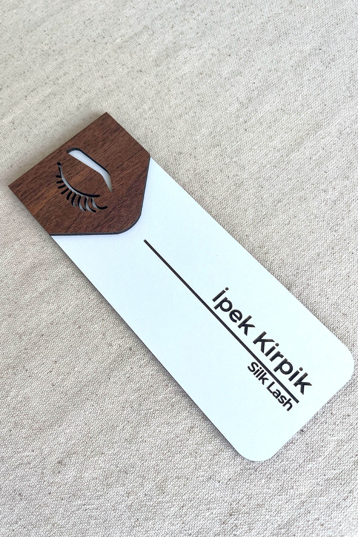İpek Kirpik Kapı Tabelası – MDF Güzellik Salonu Oda Levhası | 19x7 cm