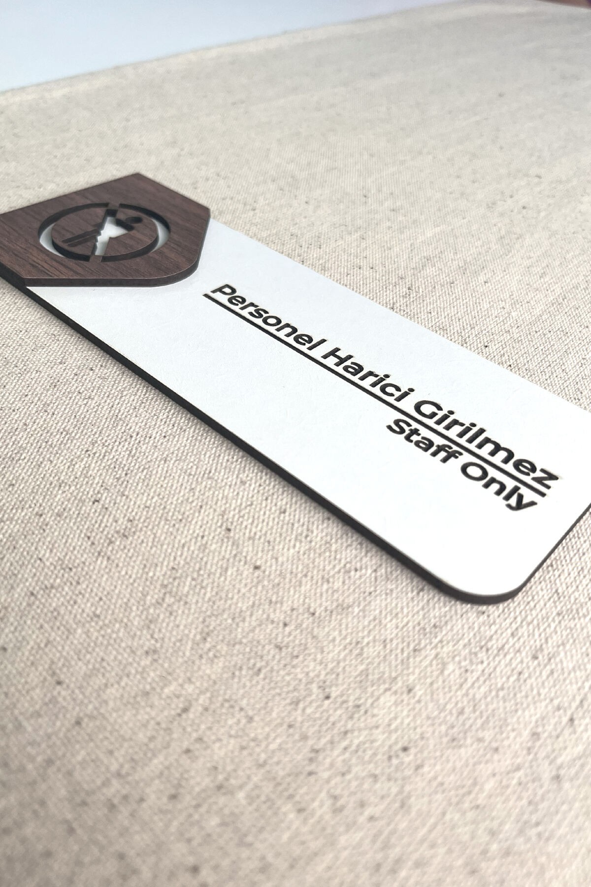 Personel Harici Giremez Kapı Tabelası – MDF Uyarı Levhası | 19x7 cm Çift Katmanlı