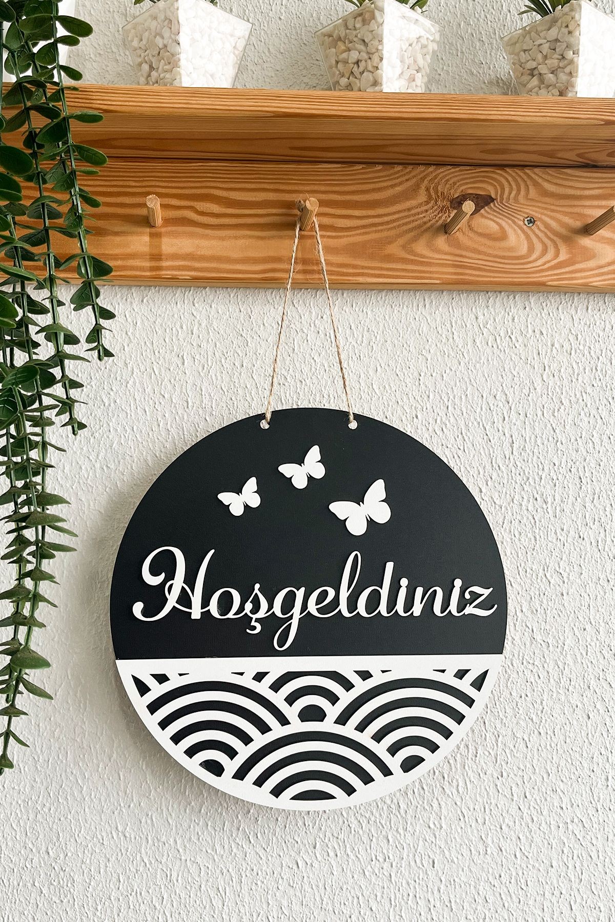 Hoşgeldiniz Yazılı Kapı Süsü - Siyah  Beyaz MDF Geometrik Şekil ve Kelebek Süslemeli 25 cm