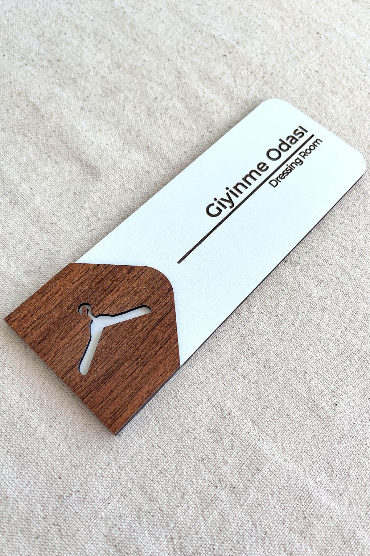 Giyinme Odası Kapı Tabelası – MDF Yönlendirme Levhası | 19x7 cm Çift Katmanlı