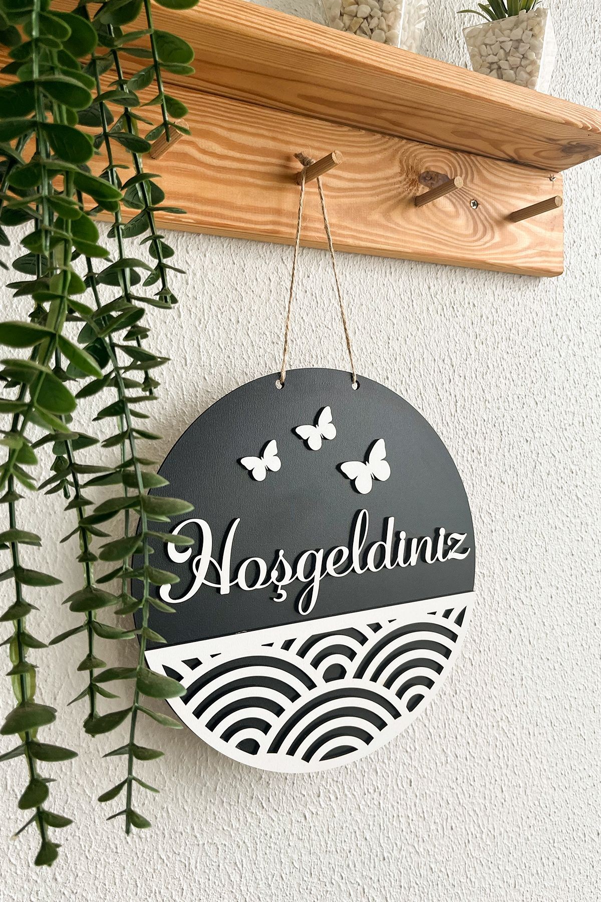 Hoşgeldiniz Yazılı Kapı Süsü - Siyah  Beyaz MDF Geometrik Şekil ve Kelebek Süslemeli 25 cm