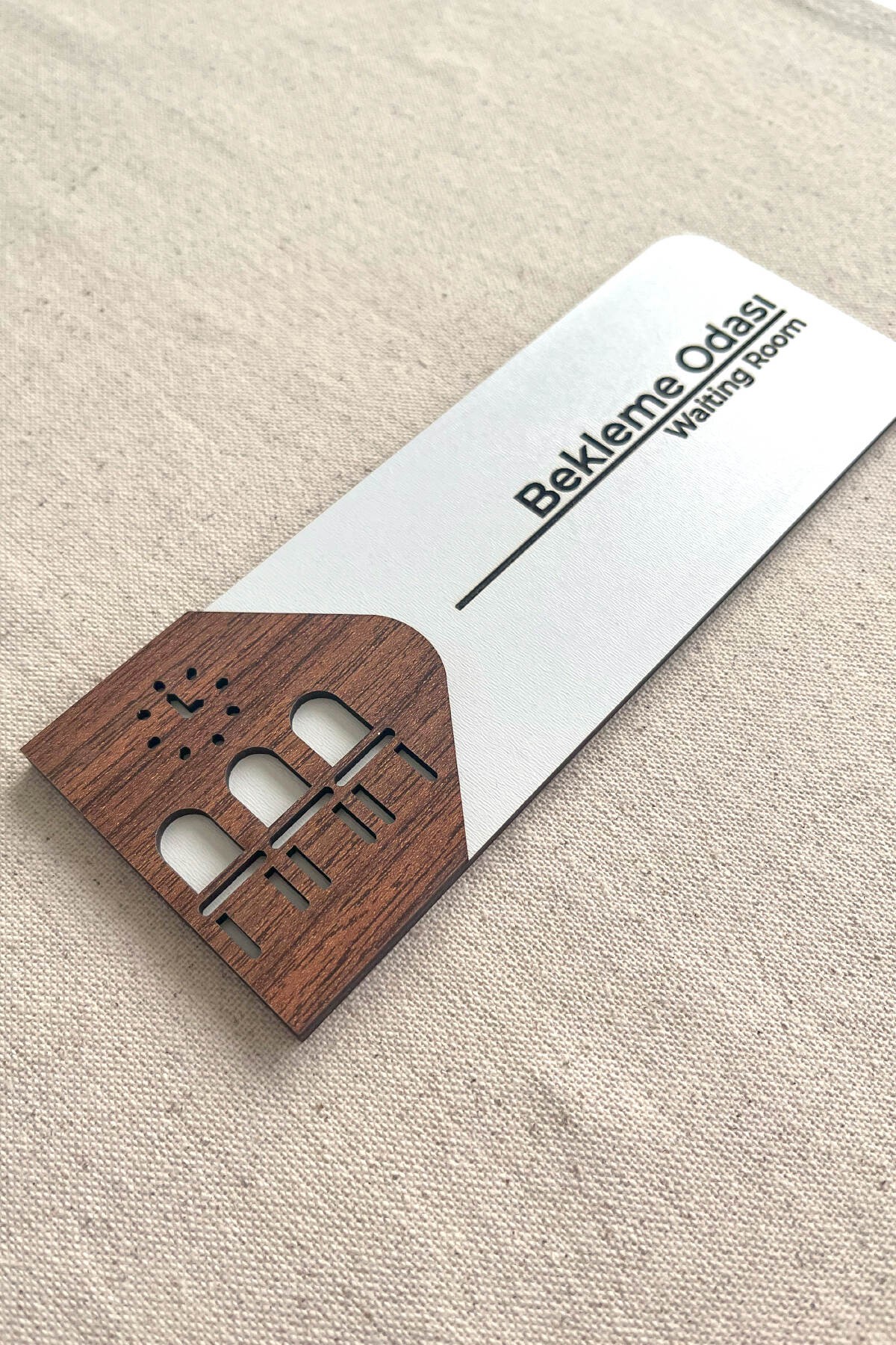 Bekleme Odası Kapı Tabelası – MDF Yönlendirme Levhası | 19x7 cm Çift Katmanlı