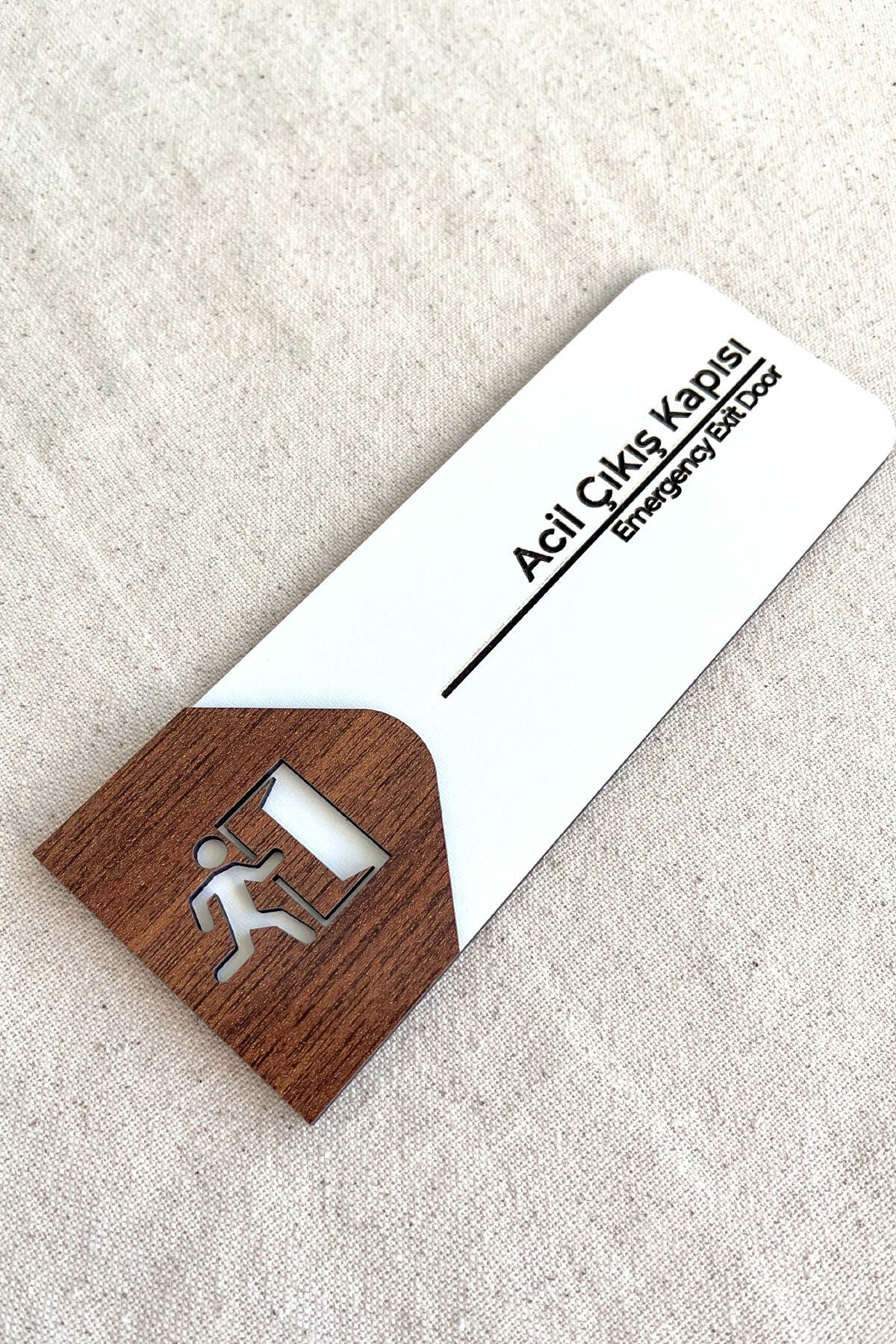 Acil Çıkış Kapı Tabelası – MDF Acil Durum Yönlendirme Levhası | 19x7 cm Çift Katmanlı