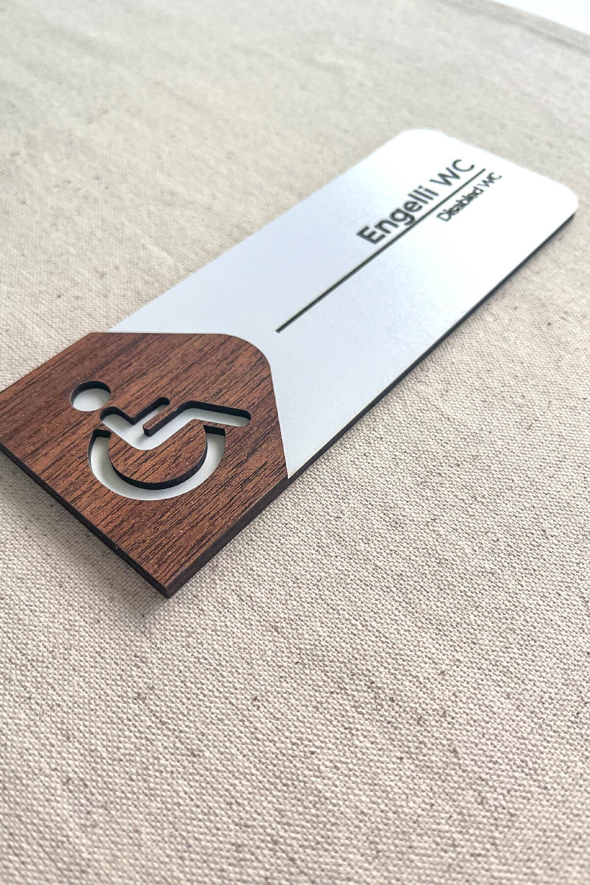 Engelli WC Kapı Tabelası – MDF Tuvalet Yönlendirme Levhası | 19x7 cm Çift Katmanlı