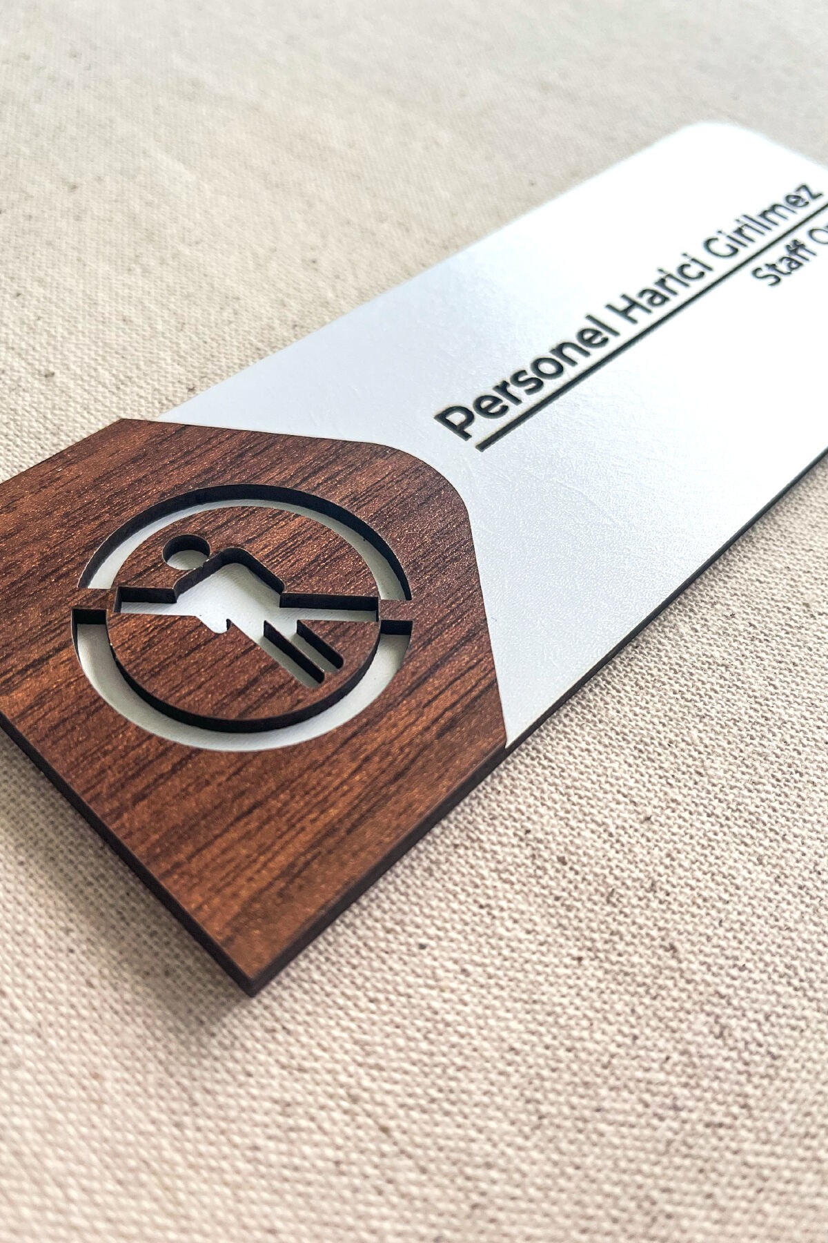 Personel Harici Giremez Kapı Tabelası – MDF Uyarı Levhası | 19x7 cm Çift Katmanlı