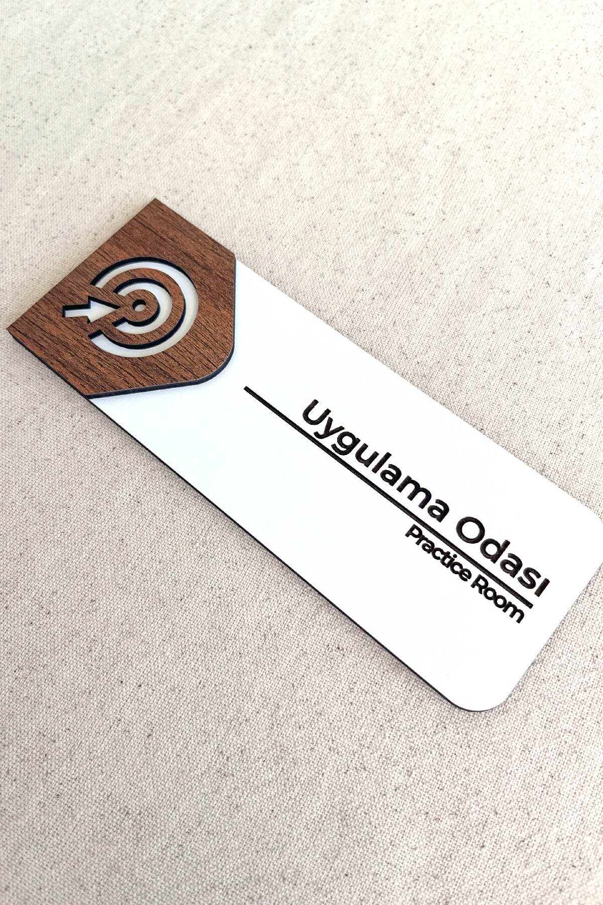 Uygulama Odası Kapı Tabelası – MDF Yönlendirme Levhası | 19x7 cm Çift Katmanlı