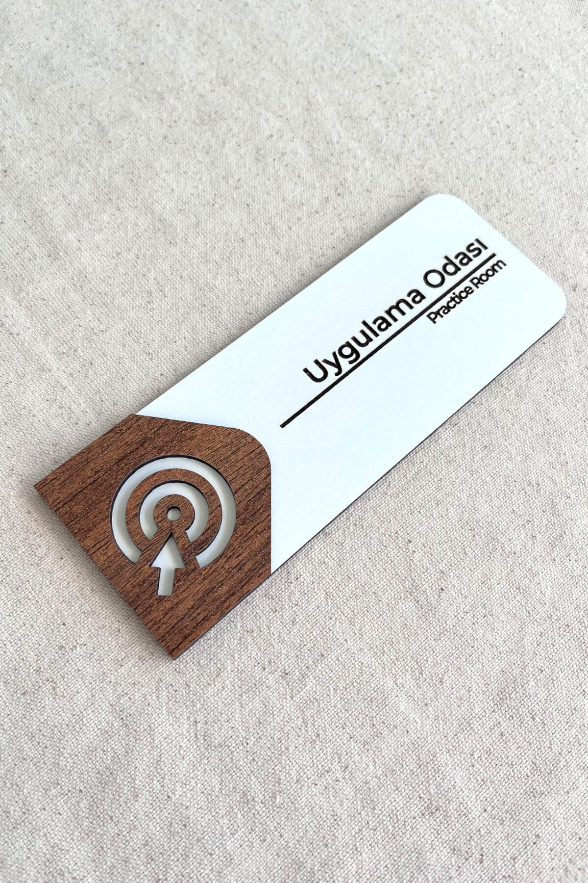 Uygulama Odası Kapı Tabelası – MDF Yönlendirme Levhası | 19x7 cm Çift Katmanlı