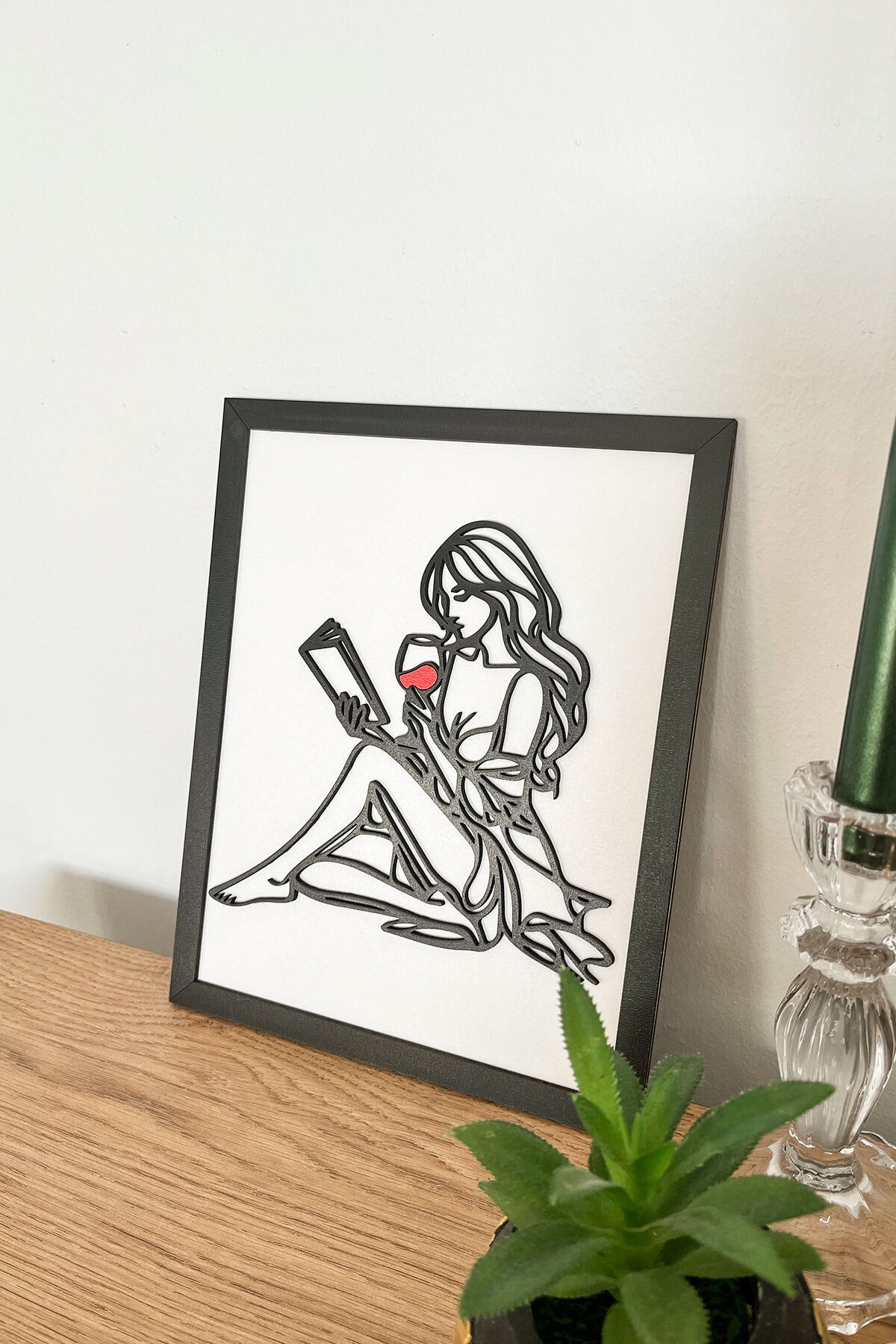 Modern Siyah Çerçeveli Ahşap Kitap Okuyan Kadın Tablosu | 3D Katmanlı Tasarım – 25x20 cm