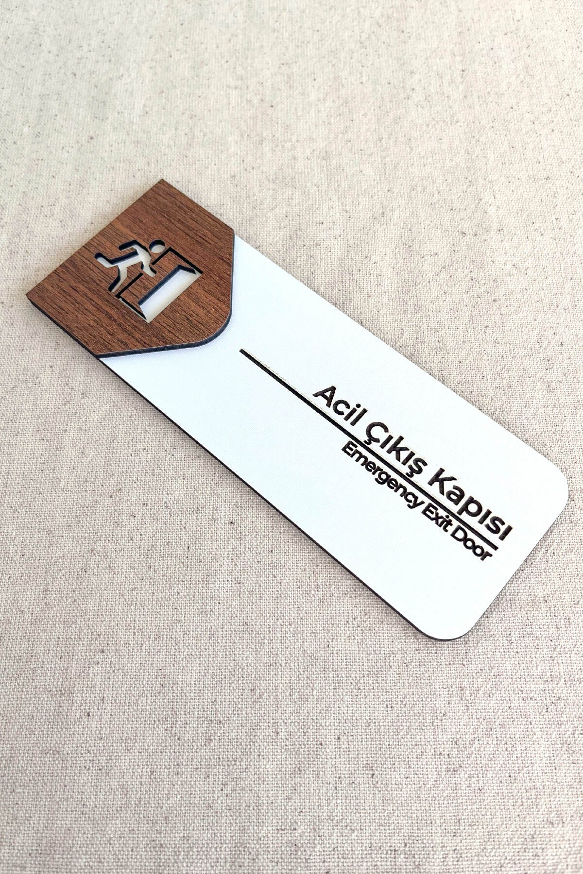 Acil Çıkış Kapı Tabelası – MDF Acil Durum Yönlendirme Levhası | 19x7 cm Çift Katmanlı