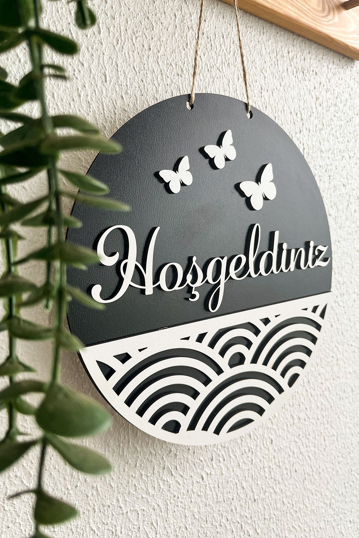 Hoşgeldiniz Yazılı Kapı Süsü - Siyah  Beyaz MDF Geometrik Şekil ve Kelebek Süslemeli 25 cm