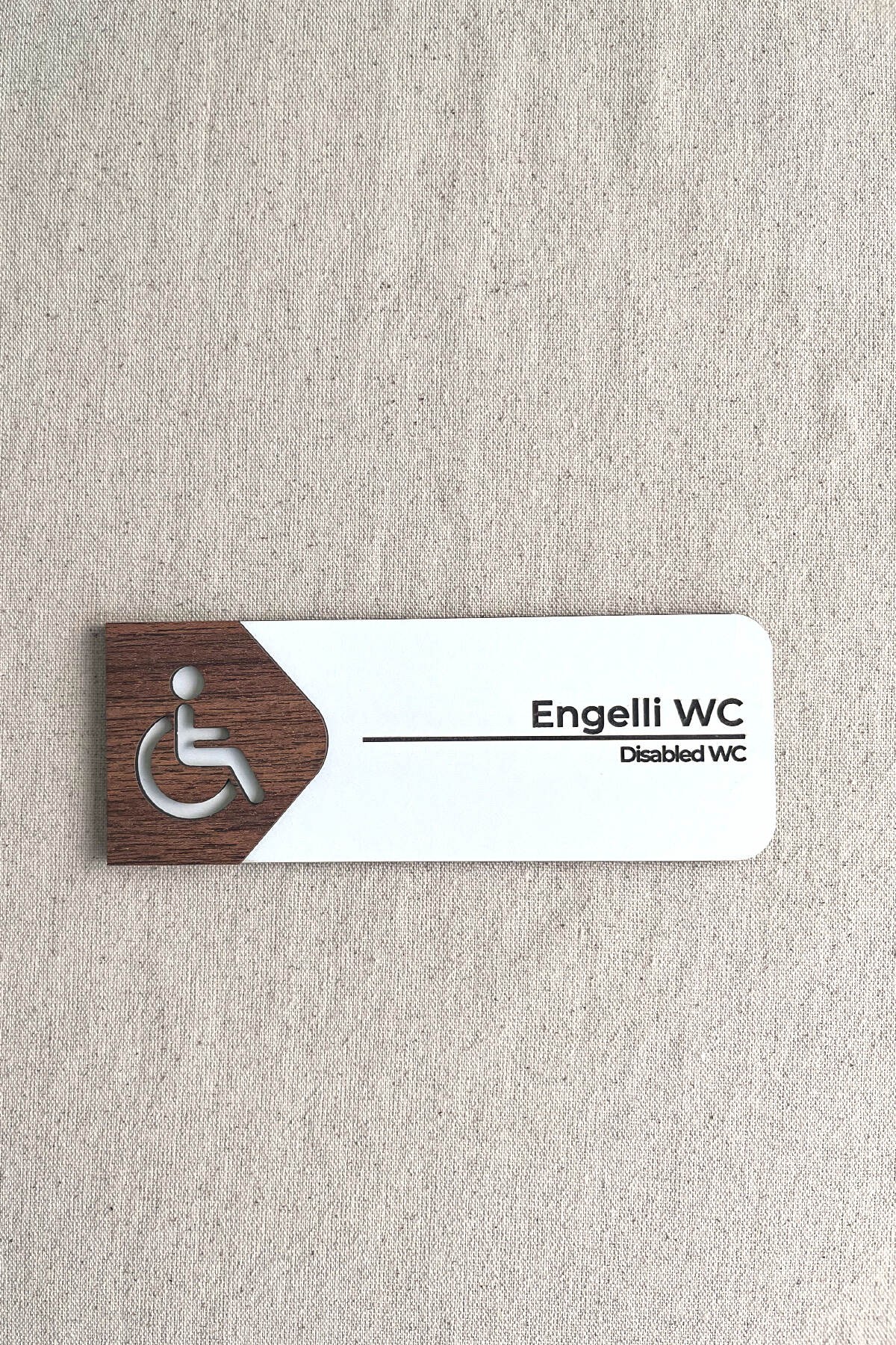 Engelli WC Kapı Tabelası – MDF Tuvalet Yönlendirme Levhası | 19x7 cm Çift Katmanlı