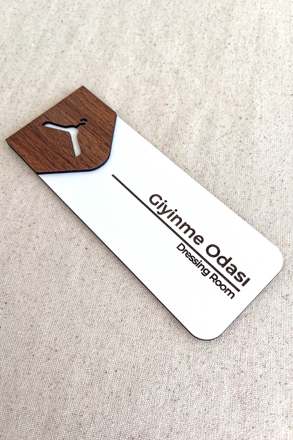 Giyinme Odası Kapı Tabelası – MDF Yönlendirme Levhası | 19x7 cm Çift Katmanlı