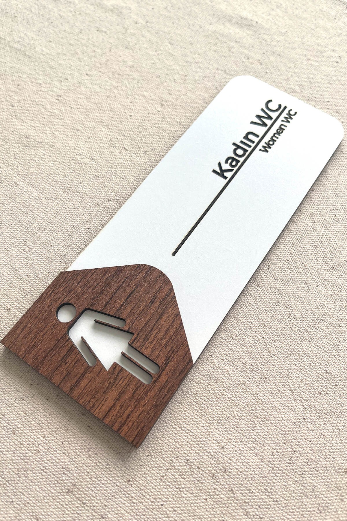 Kadın WC Kapı Tabelası – MDF Tuvalet Yönlendirme Levhası | 19x7 cm Çift Katmanlı