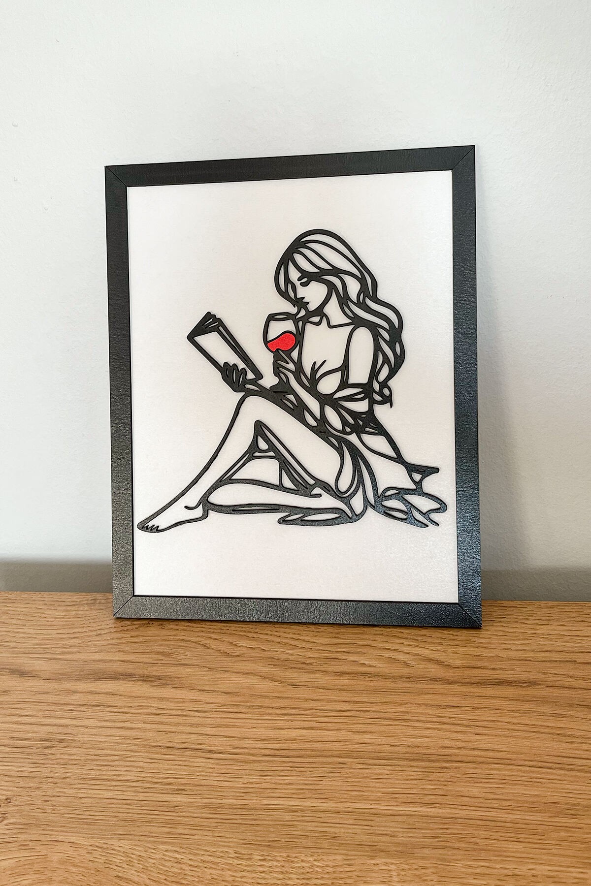 Modern Siyah Çerçeveli Ahşap Kitap Okuyan Kadın Tablosu | 3D Katmanlı Tasarım – 25x20 cm