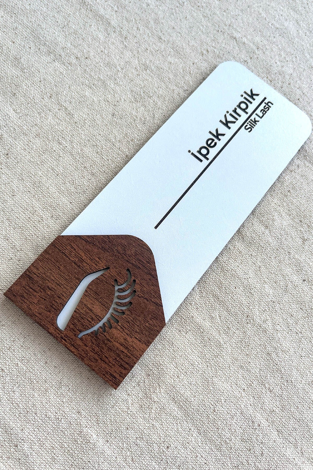 İpek Kirpik Kapı Tabelası – MDF Güzellik Salonu Oda Levhası | 19x7 cm