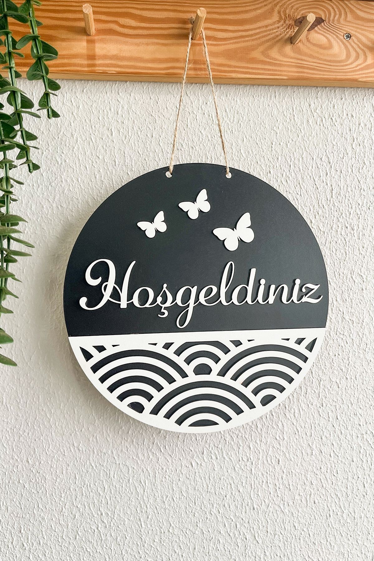 Hoşgeldiniz Yazılı Kapı Süsü - Siyah  Beyaz MDF Geometrik Şekil ve Kelebek Süslemeli 25 cm