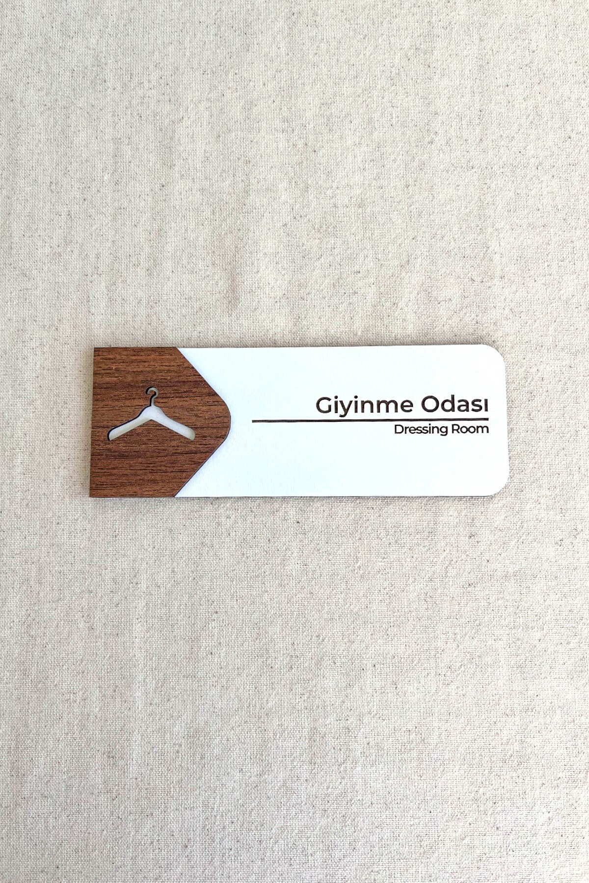 Giyinme Odası Kapı Tabelası – MDF Yönlendirme Levhası | 19x7 cm Çift Katmanlı