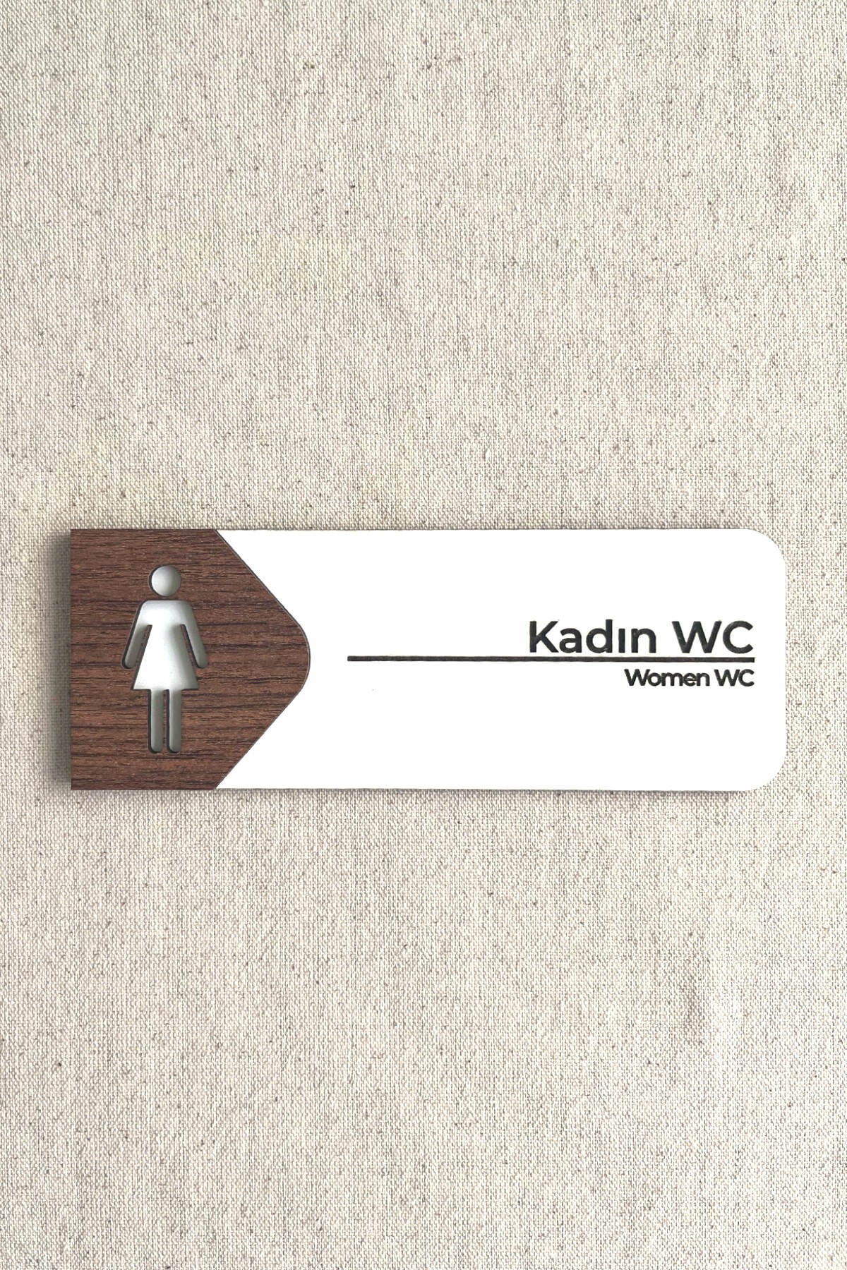 Kadın WC Kapı Tabelası – MDF Tuvalet Yönlendirme Levhası | 19x7 cm Çift Katmanlı