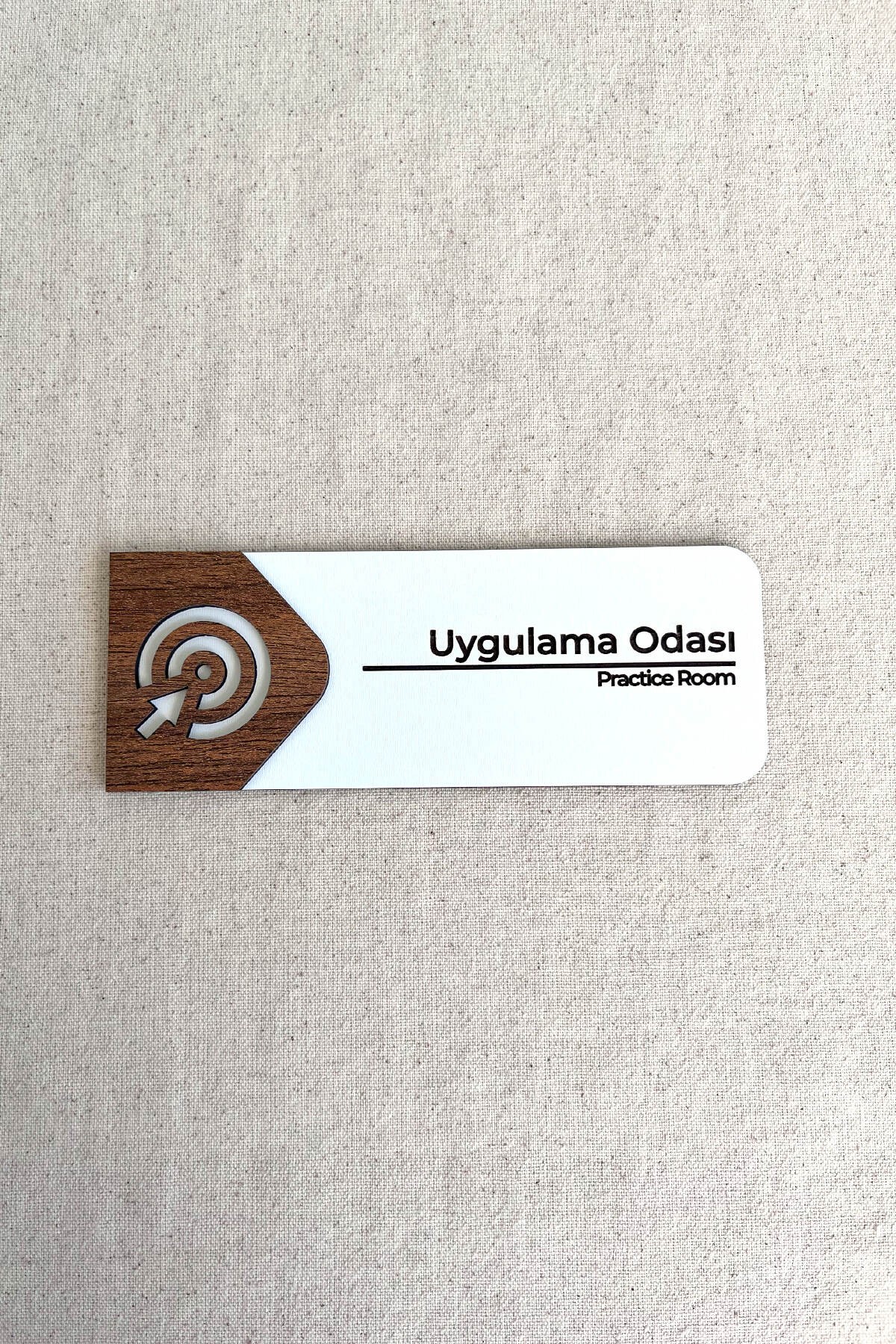 Uygulama Odası Kapı Tabelası – MDF Yönlendirme Levhası | 19x7 cm Çift Katmanlı