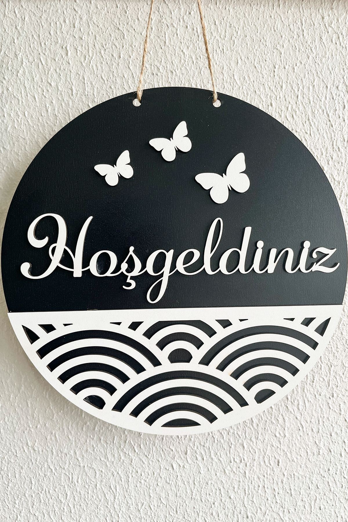 Hoşgeldiniz Yazılı Kapı Süsü - Siyah  Beyaz MDF Geometrik Şekil ve Kelebek Süslemeli 25 cm