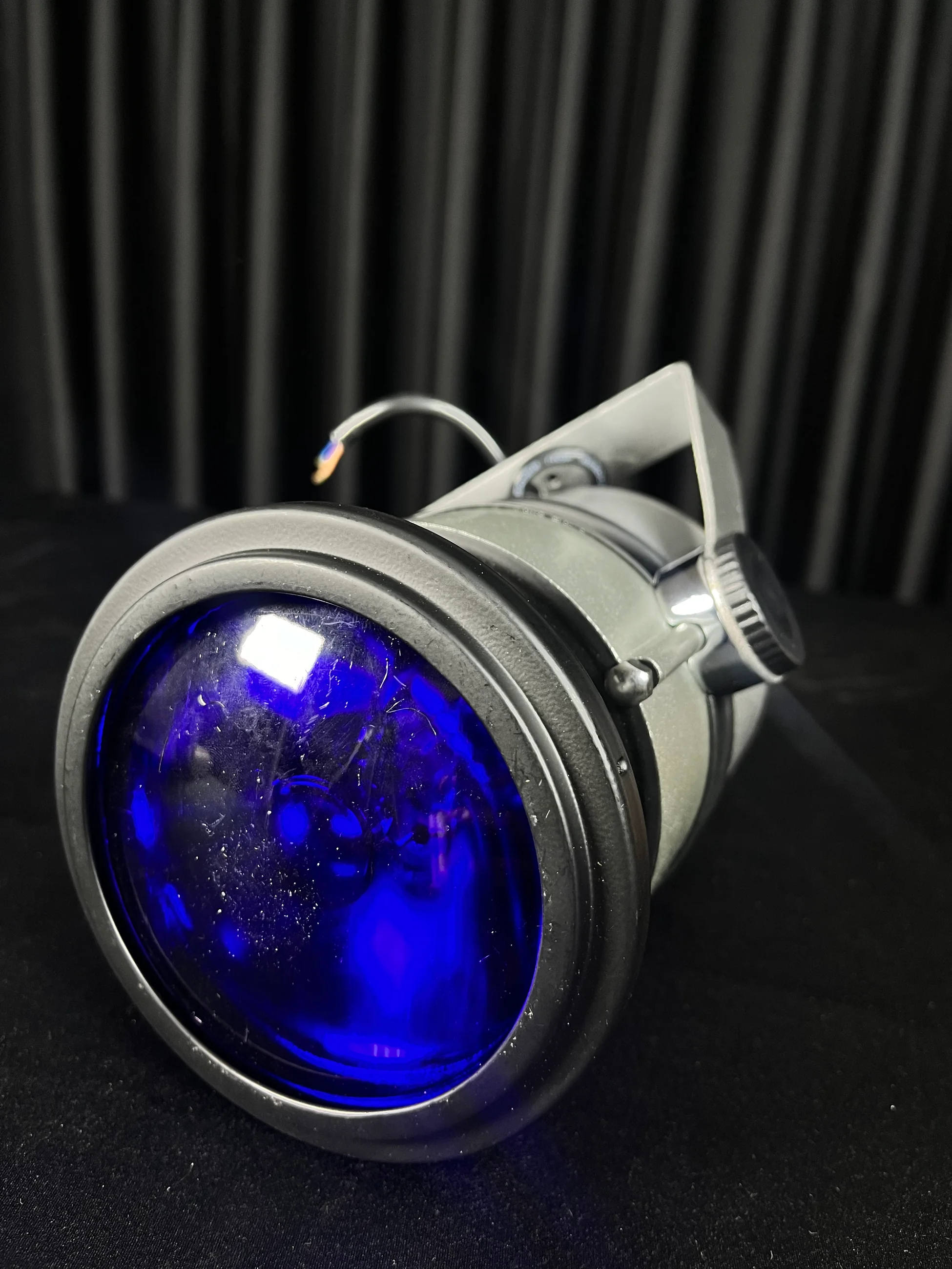 Aynalı Küre Pin Spot Işık Metal Kasa Mavi ve Kırmızı ve Sarı ve Yeşil detay