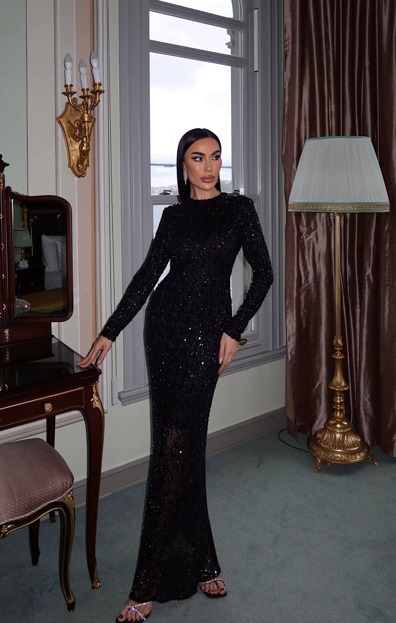 PAYETLİ UZUN ELBİSE -SİYAH