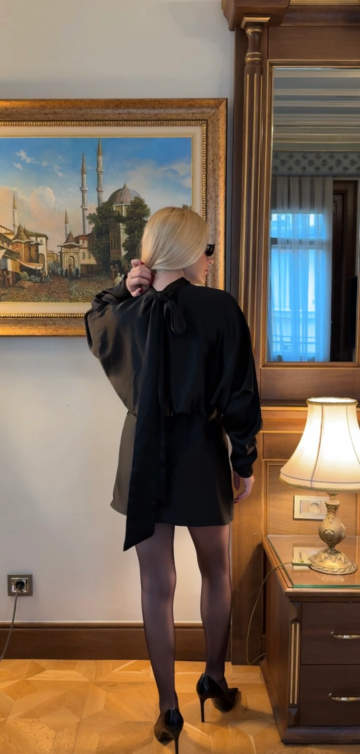 SATEN FLUARLI KISA ELBİSE -SİYAH