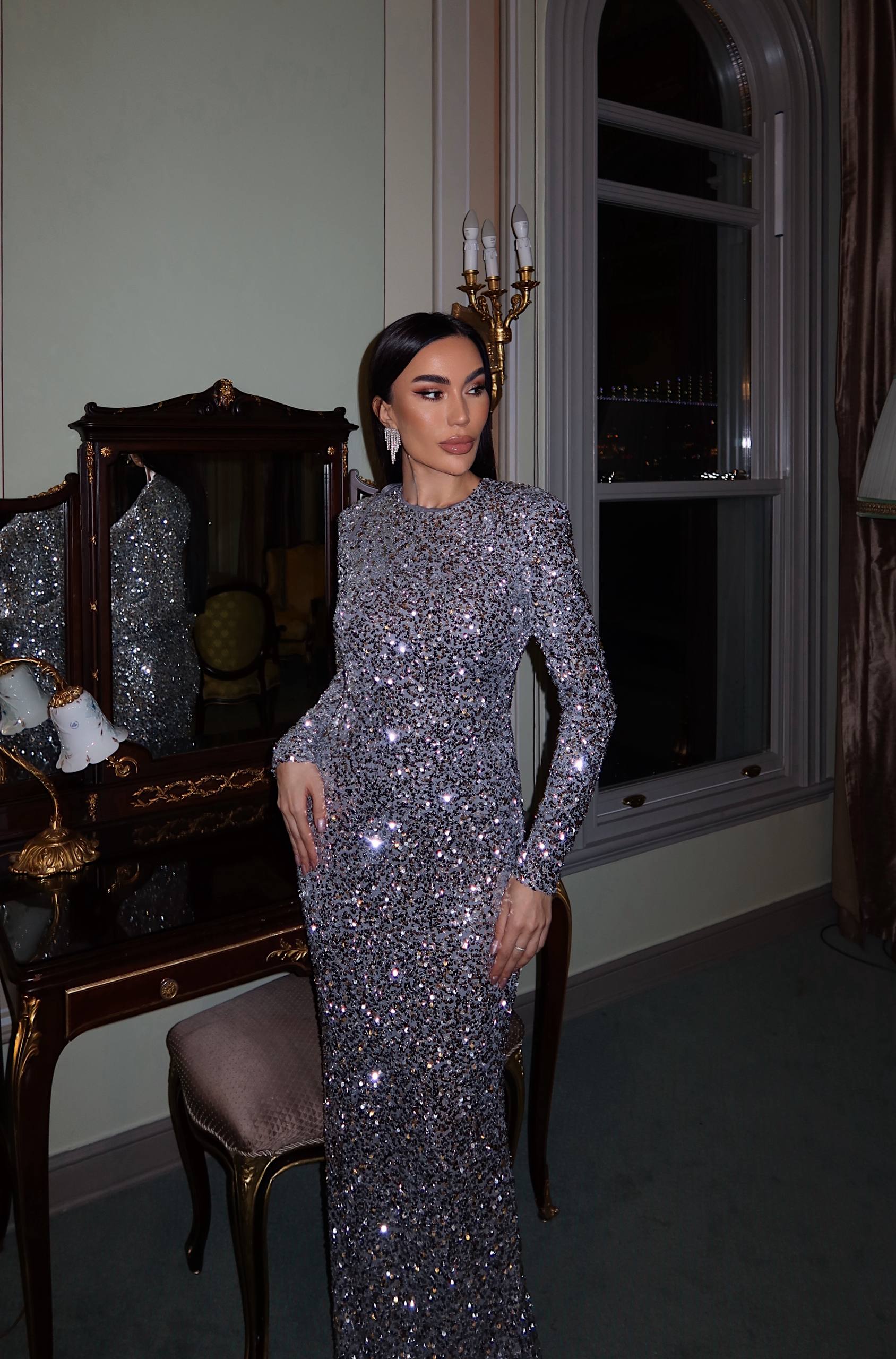 PAYETLİ UZUN ELBİSE -SİLVER