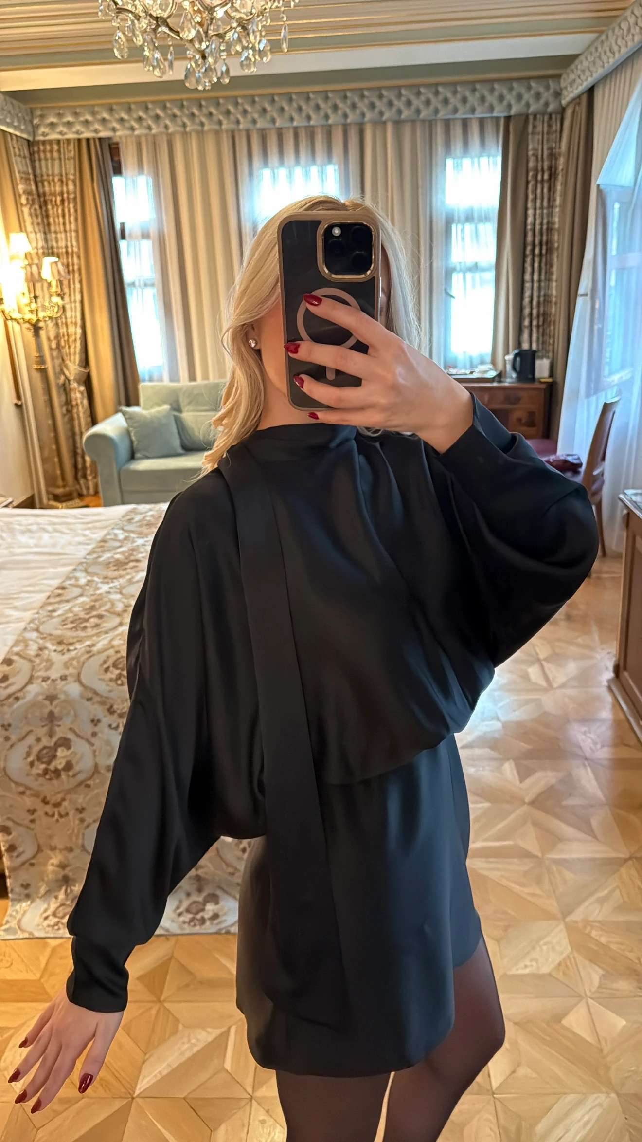 SATEN FLUARLI KISA ELBİSE -SİYAH