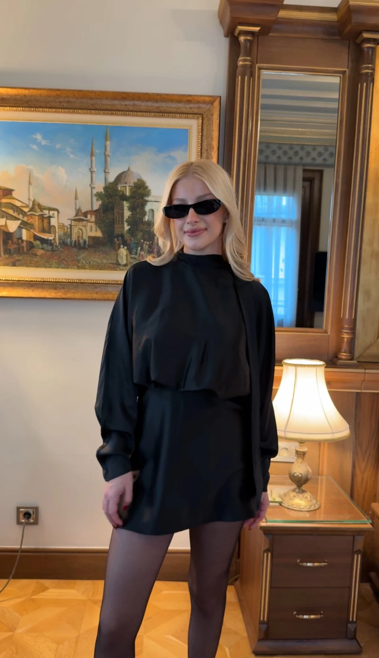 SATEN FLUARLI KISA ELBİSE -SİYAH