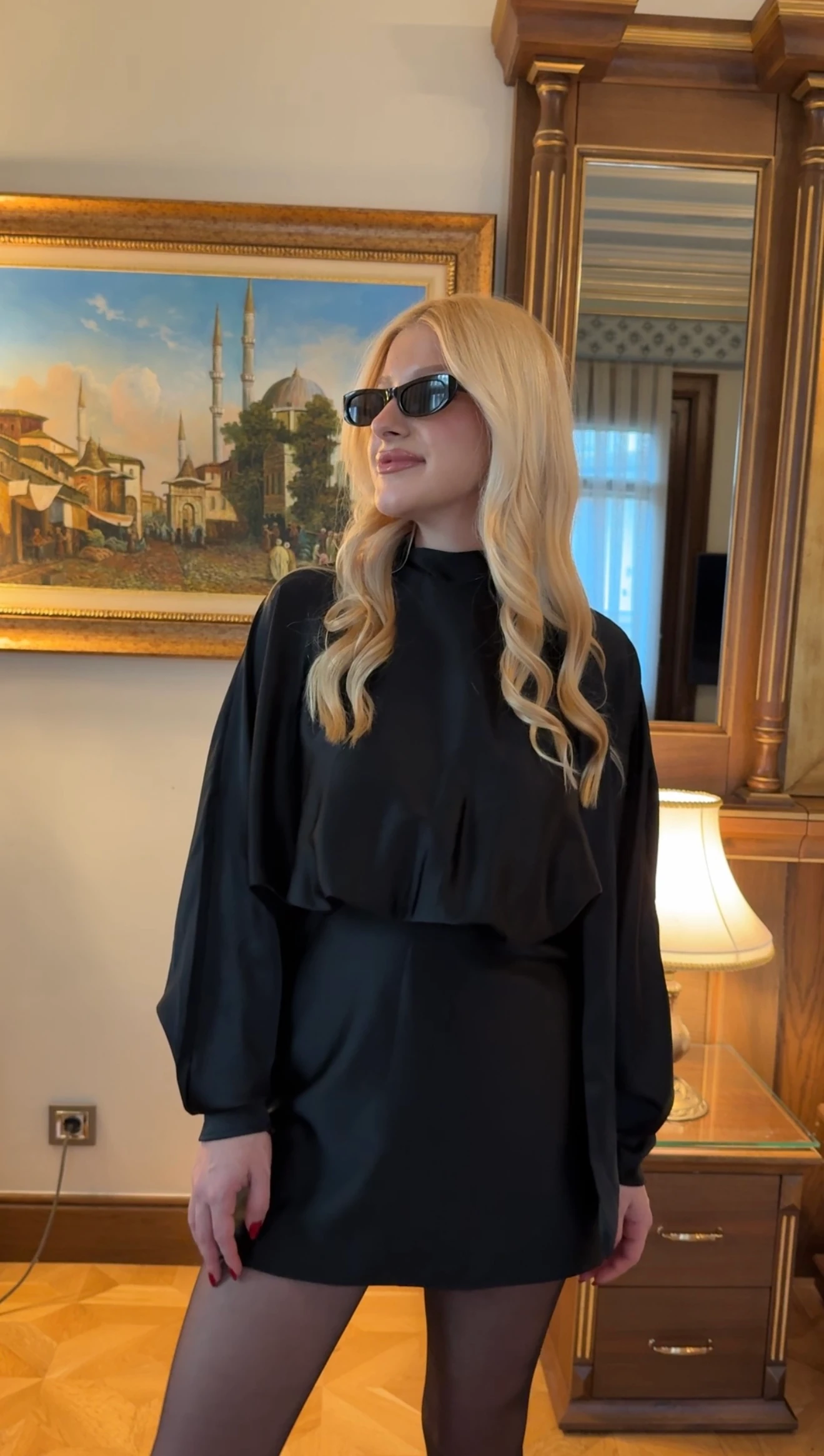 SATEN FLUARLI KISA ELBİSE -SİYAH