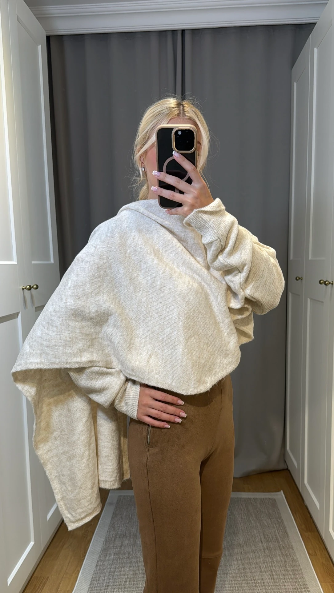 TAŞ RENGİ ŞAL DETAYLI KAZAK