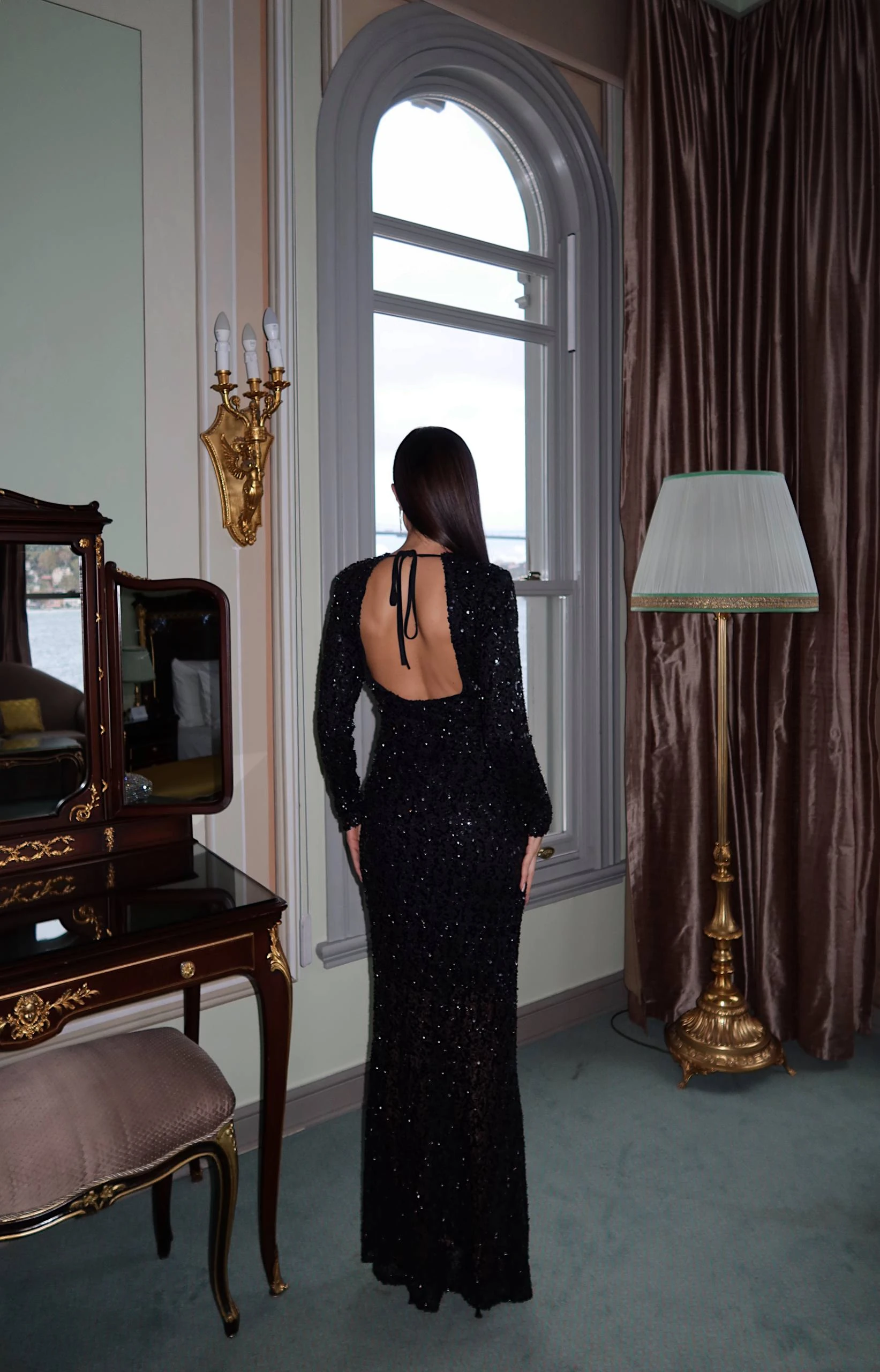 PAYETLİ UZUN ELBİSE -SİYAH