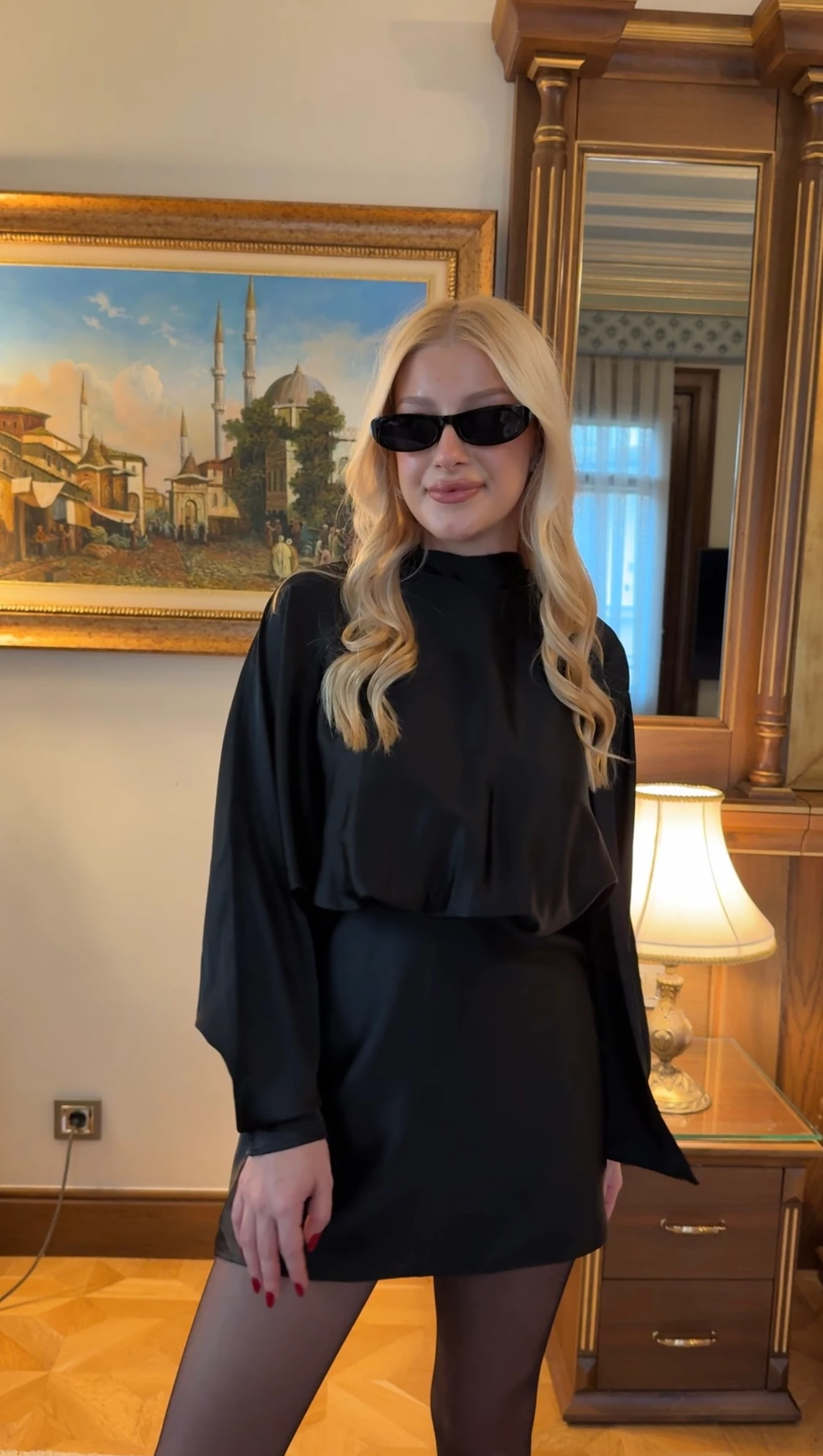 SATEN FLUARLI KISA ELBİSE -SİYAH