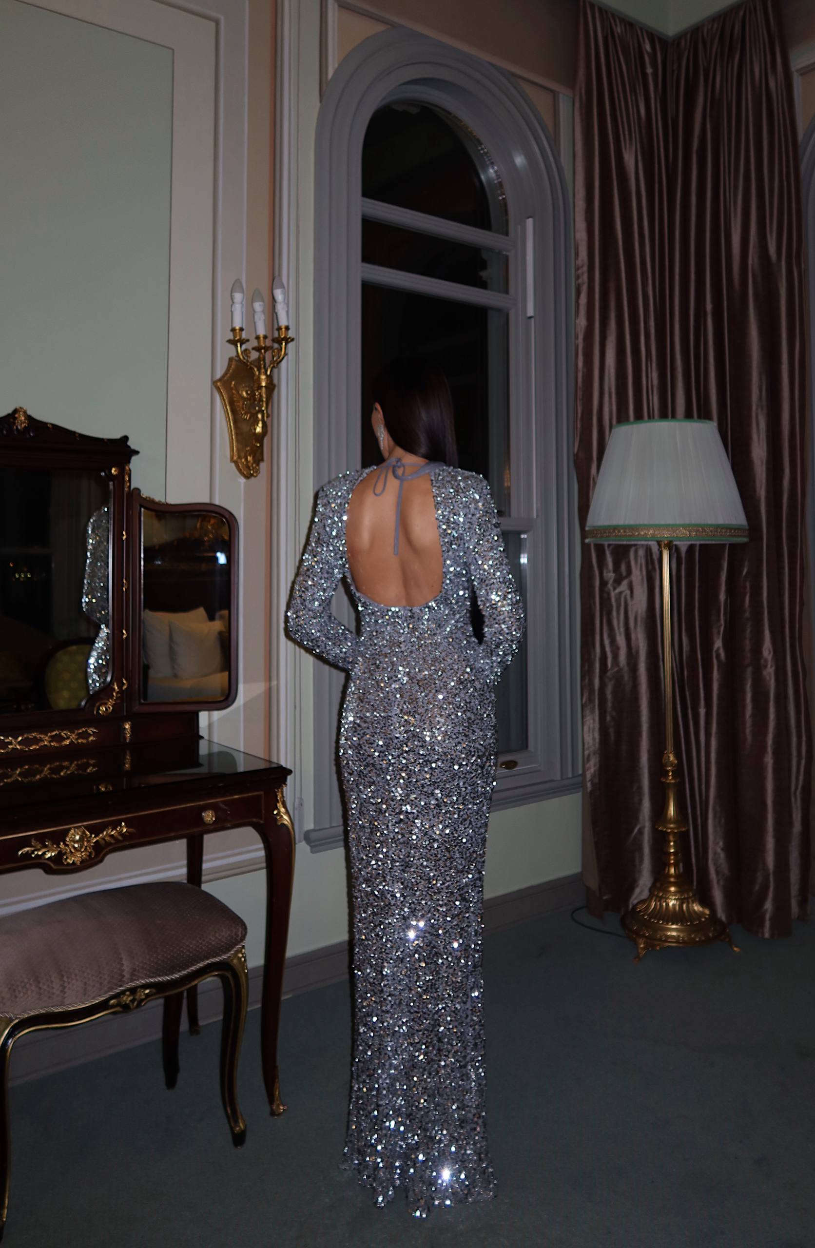 PAYETLİ UZUN ELBİSE -SİLVER