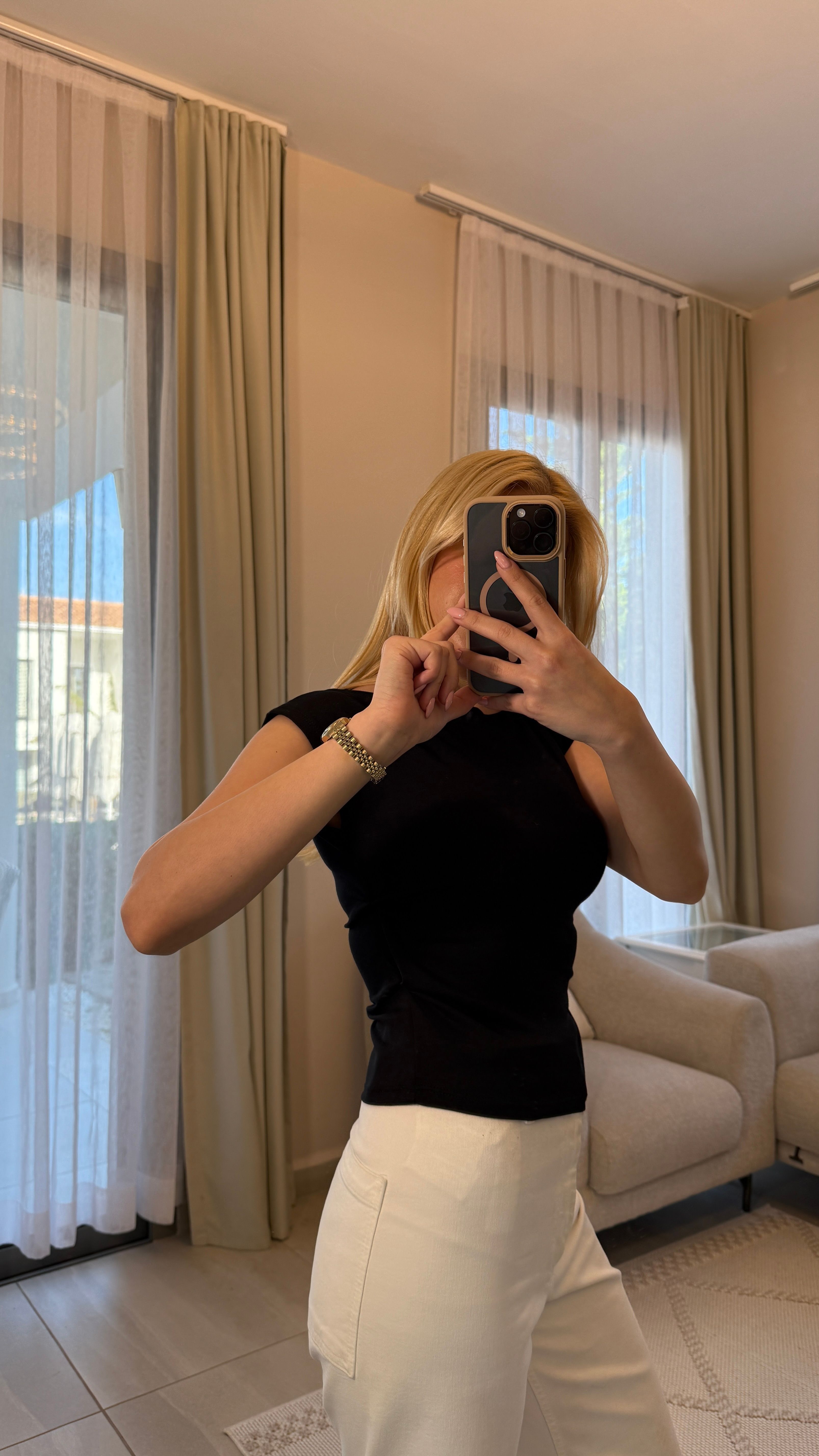 YANLARI BÜZGÜ DETAY SİYAH BLUZ