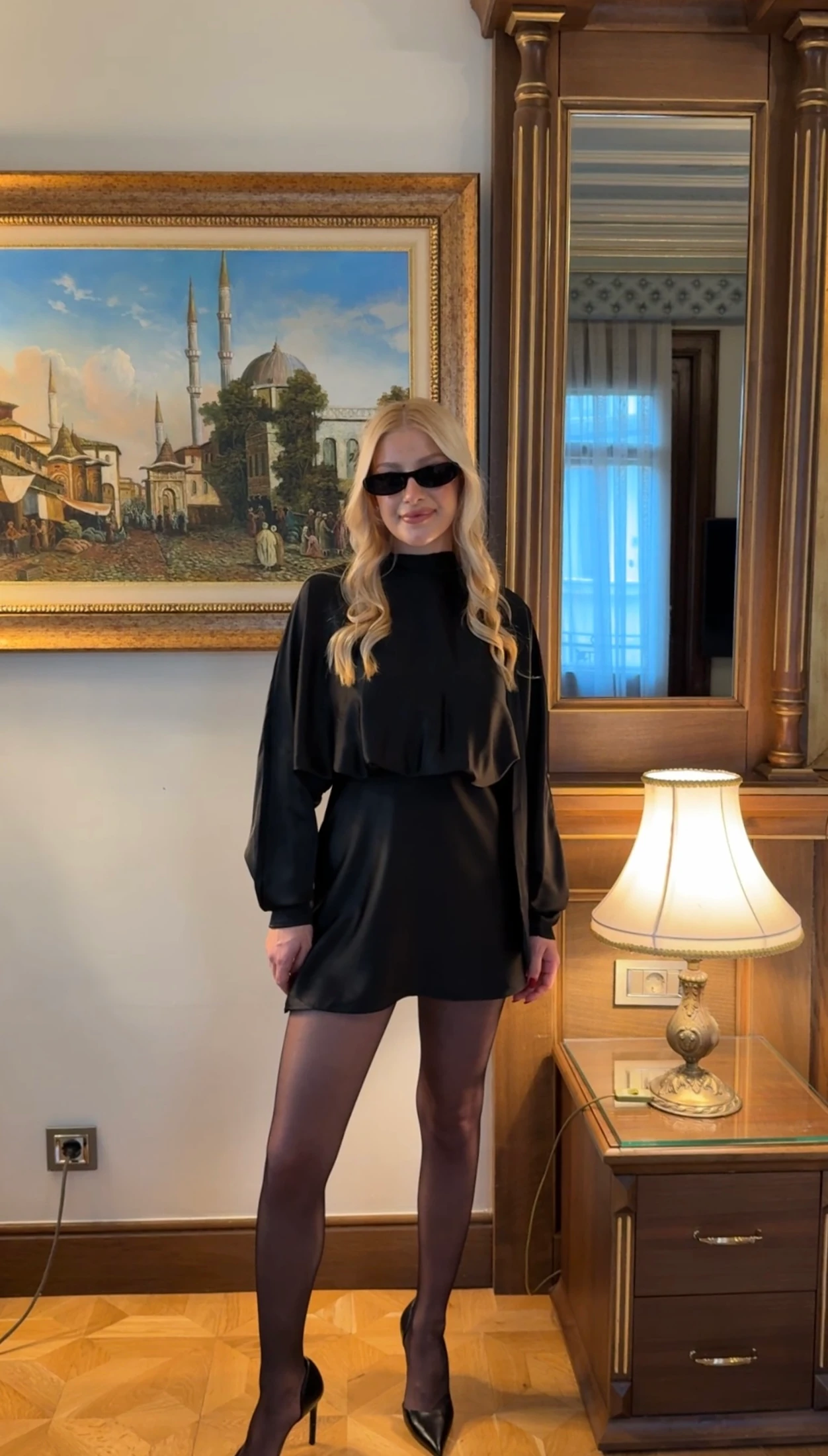 SATEN FLUARLI KISA ELBİSE -SİYAH