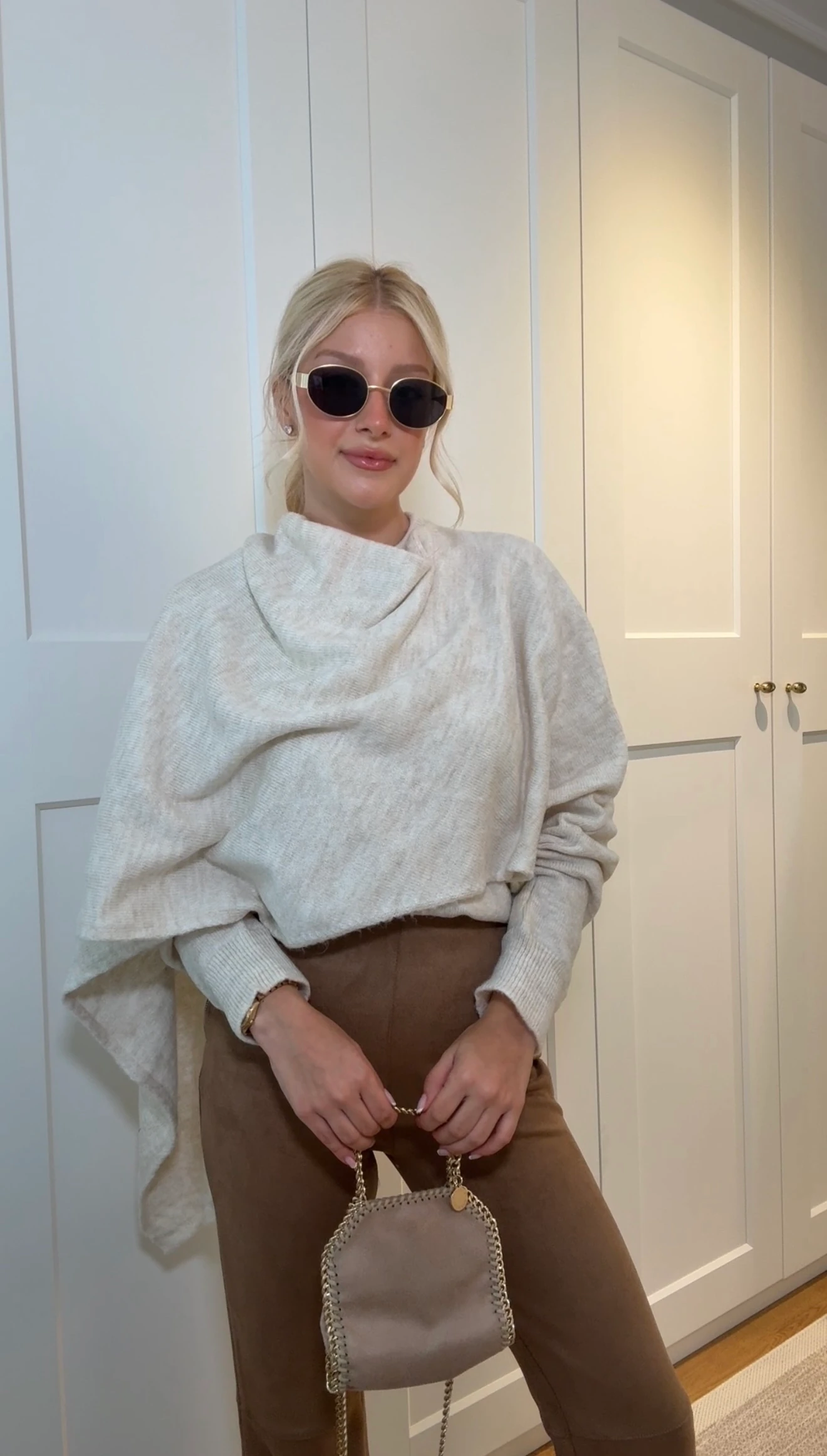 TAŞ RENGİ ŞAL DETAYLI KAZAK