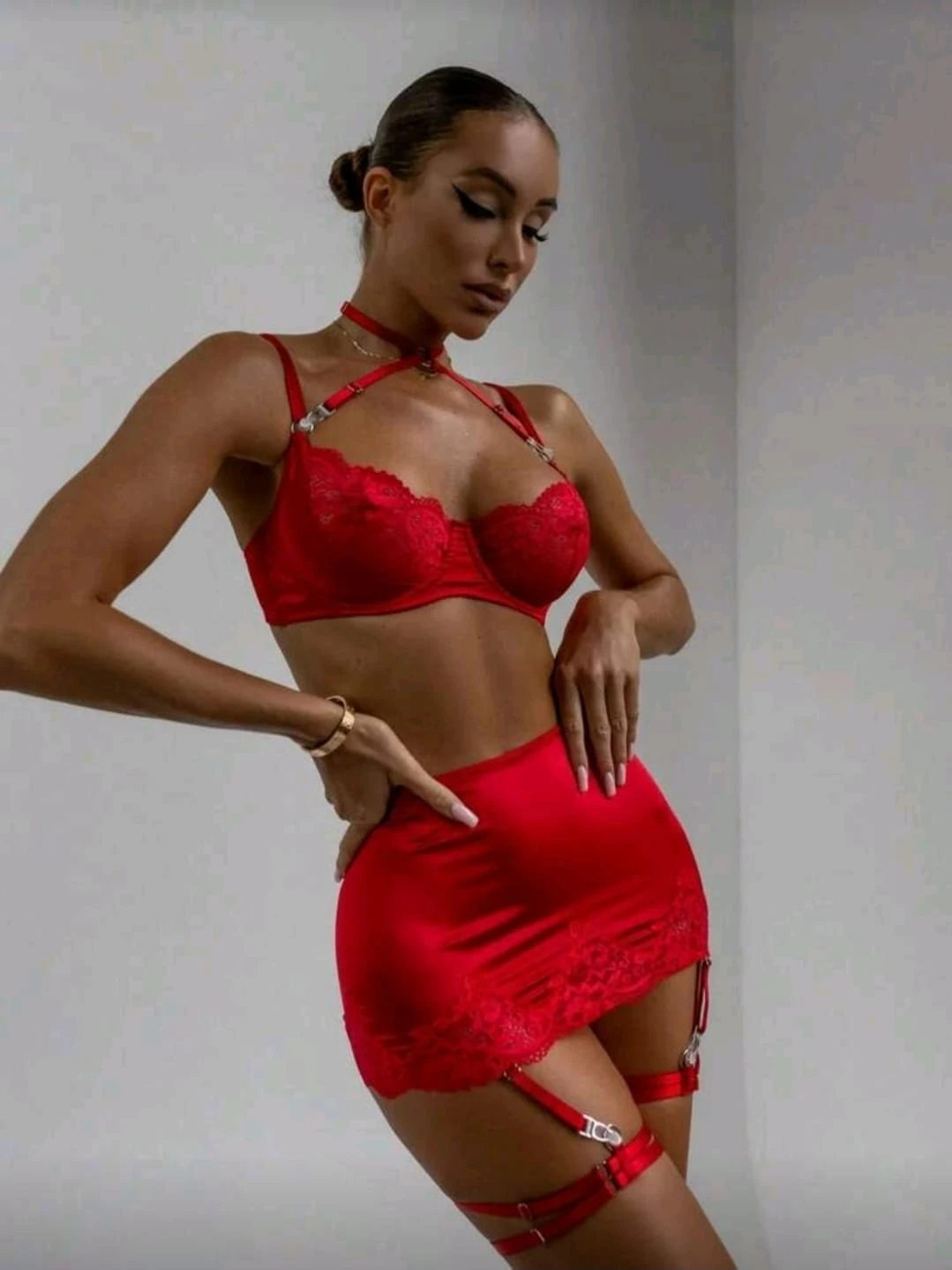 Scarlet Bond Etekli Jartiyer Seti