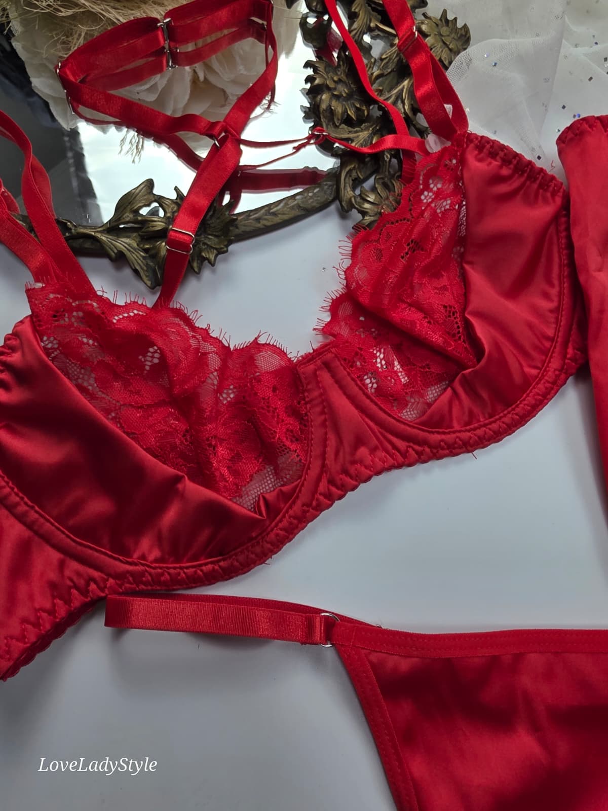 Scarlet Bond Etekli Jartiyer Seti